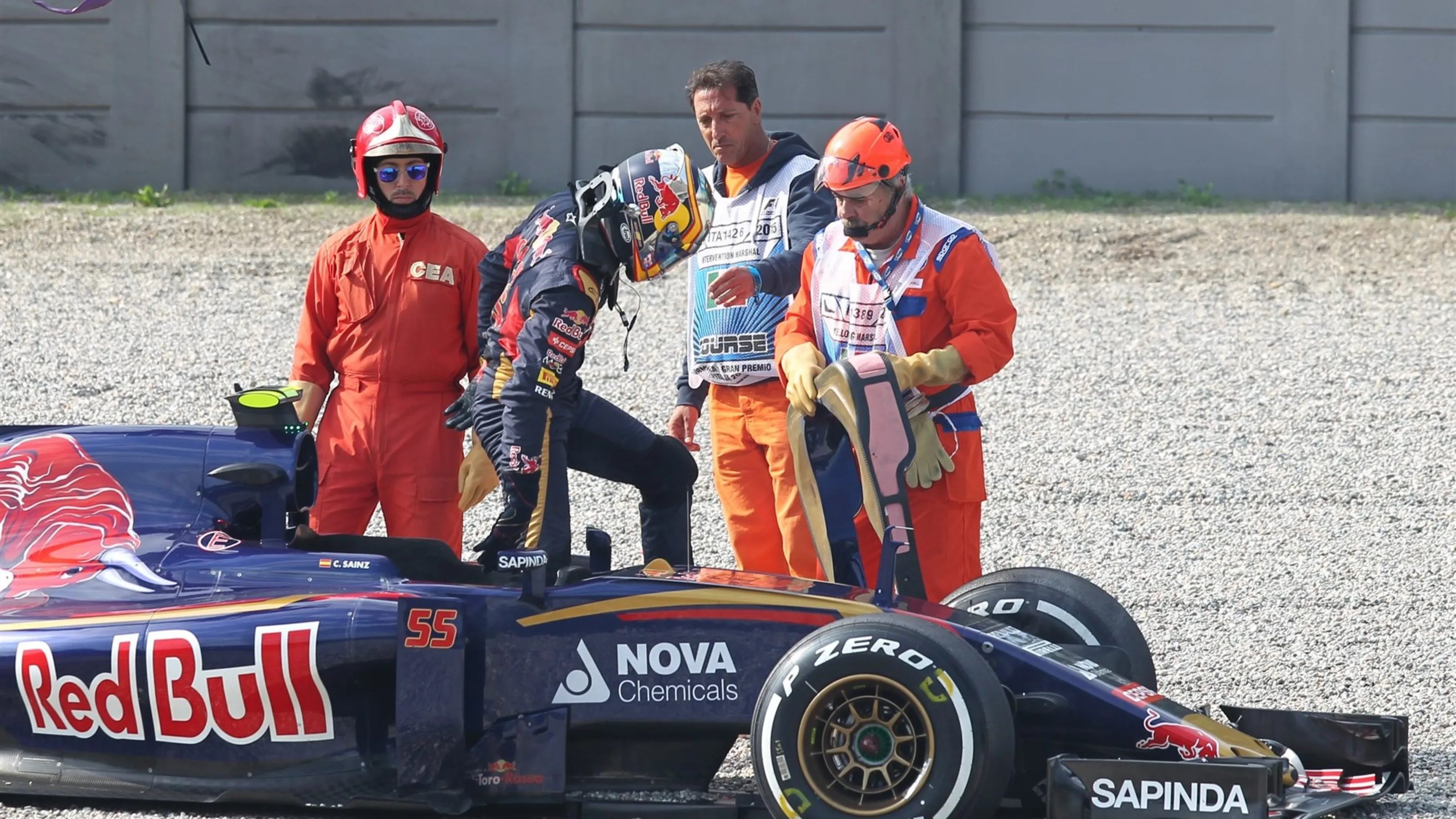 Carlos Sainz jr (ESP) Scuderia Toro Rosso spins into the gravel in FP1 at Formula One World