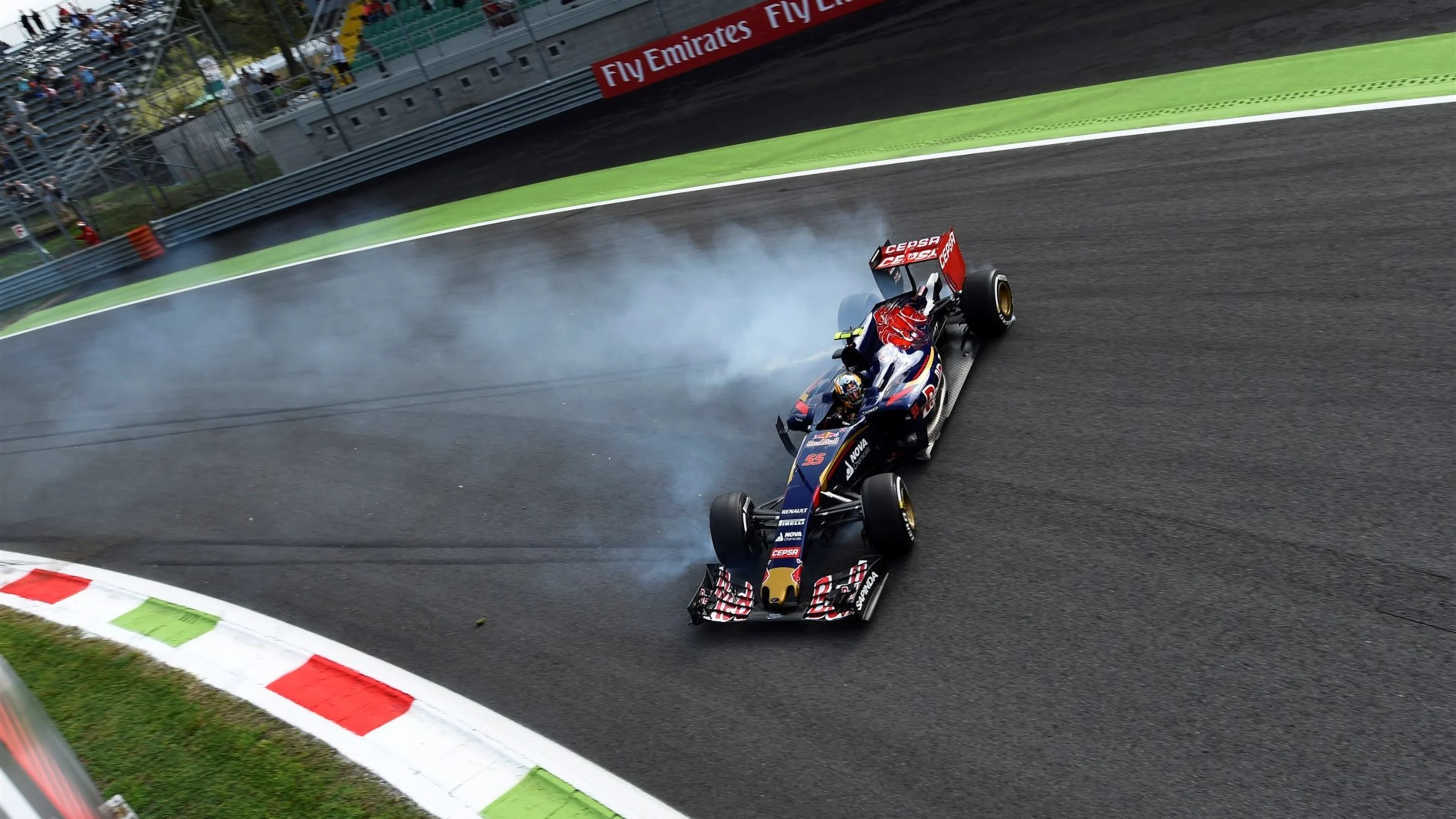Carlos Sainz jr (ESP) Scuderia Toro Rosso STR10 spins at the Parabolica corner in FP1 at Formula