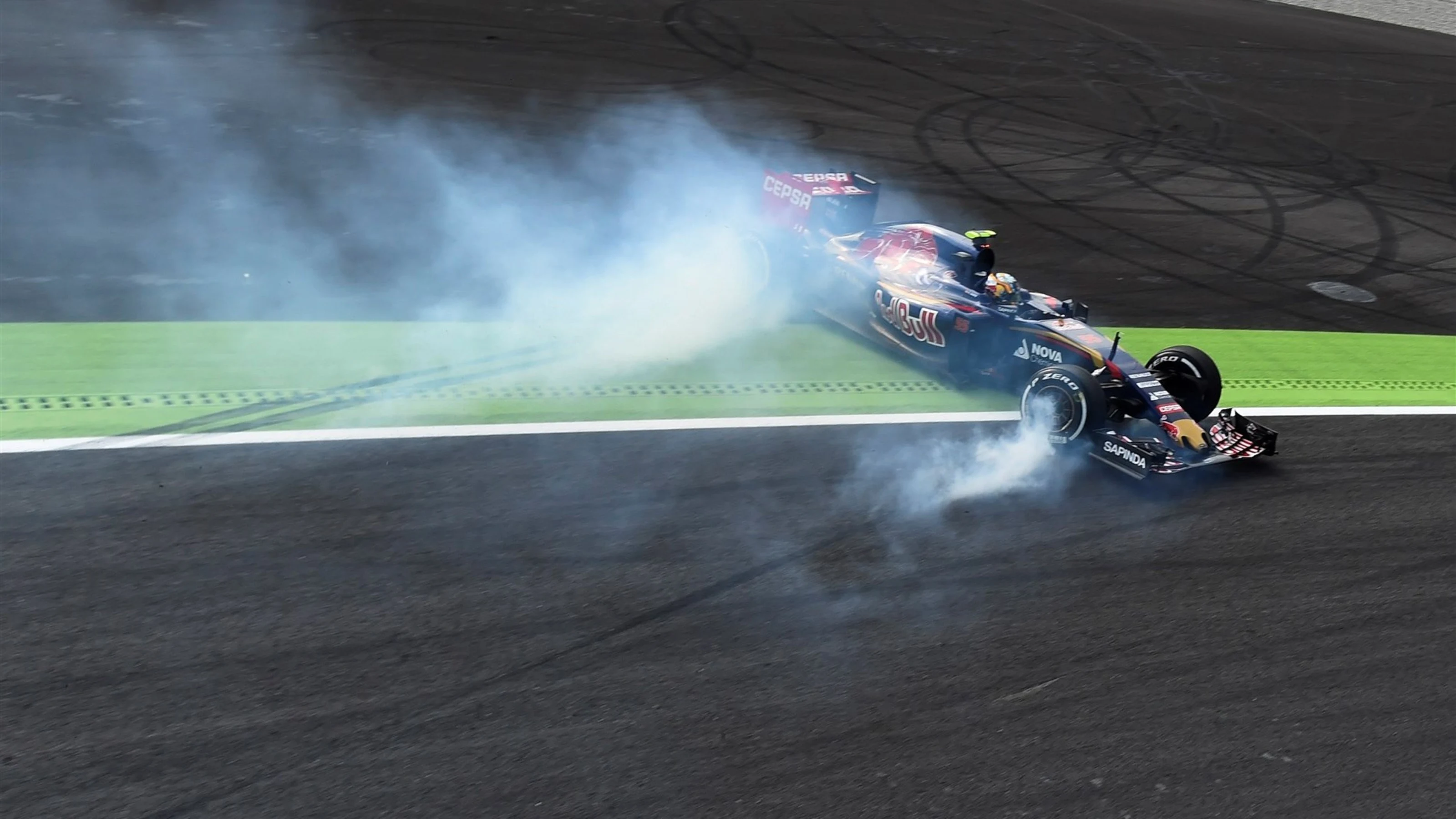Carlos Sainz jr (ESP) Scuderia Toro Rosso STR10 spins at the Parabolica corner in FP1 at Formula
