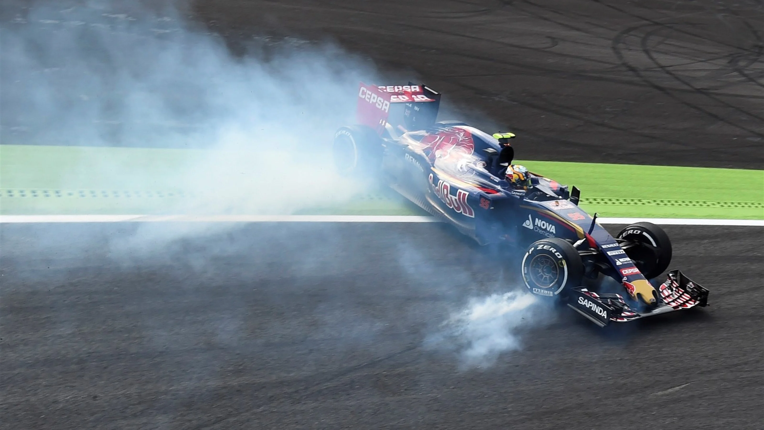 Carlos Sainz jr (ESP) Scuderia Toro Rosso STR10 spins at the Parabolica corner in FP1 at Formula
