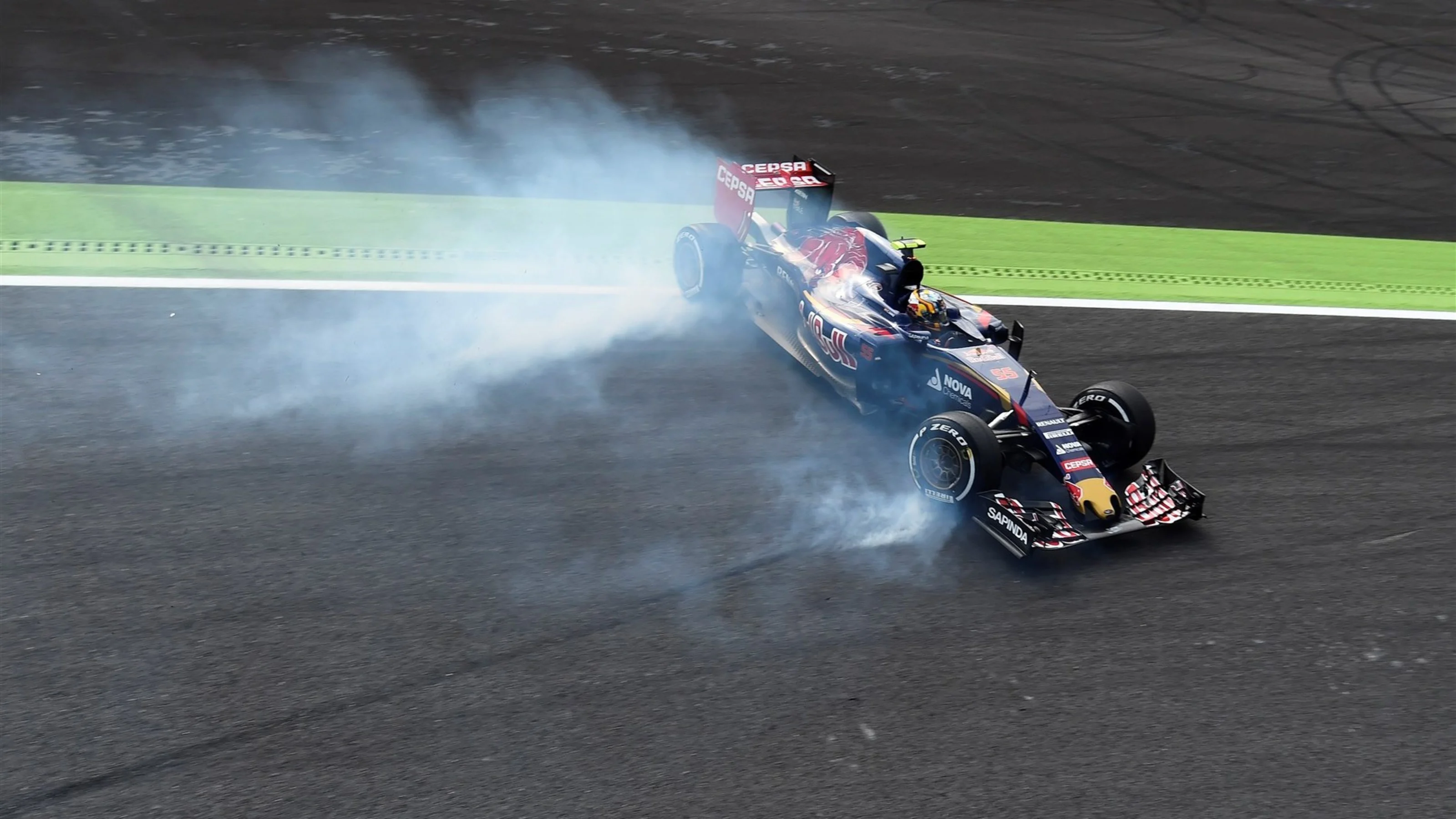 Carlos Sainz jr (ESP) Scuderia Toro Rosso STR10 spins at the Parabolica corner in FP1 at Formula