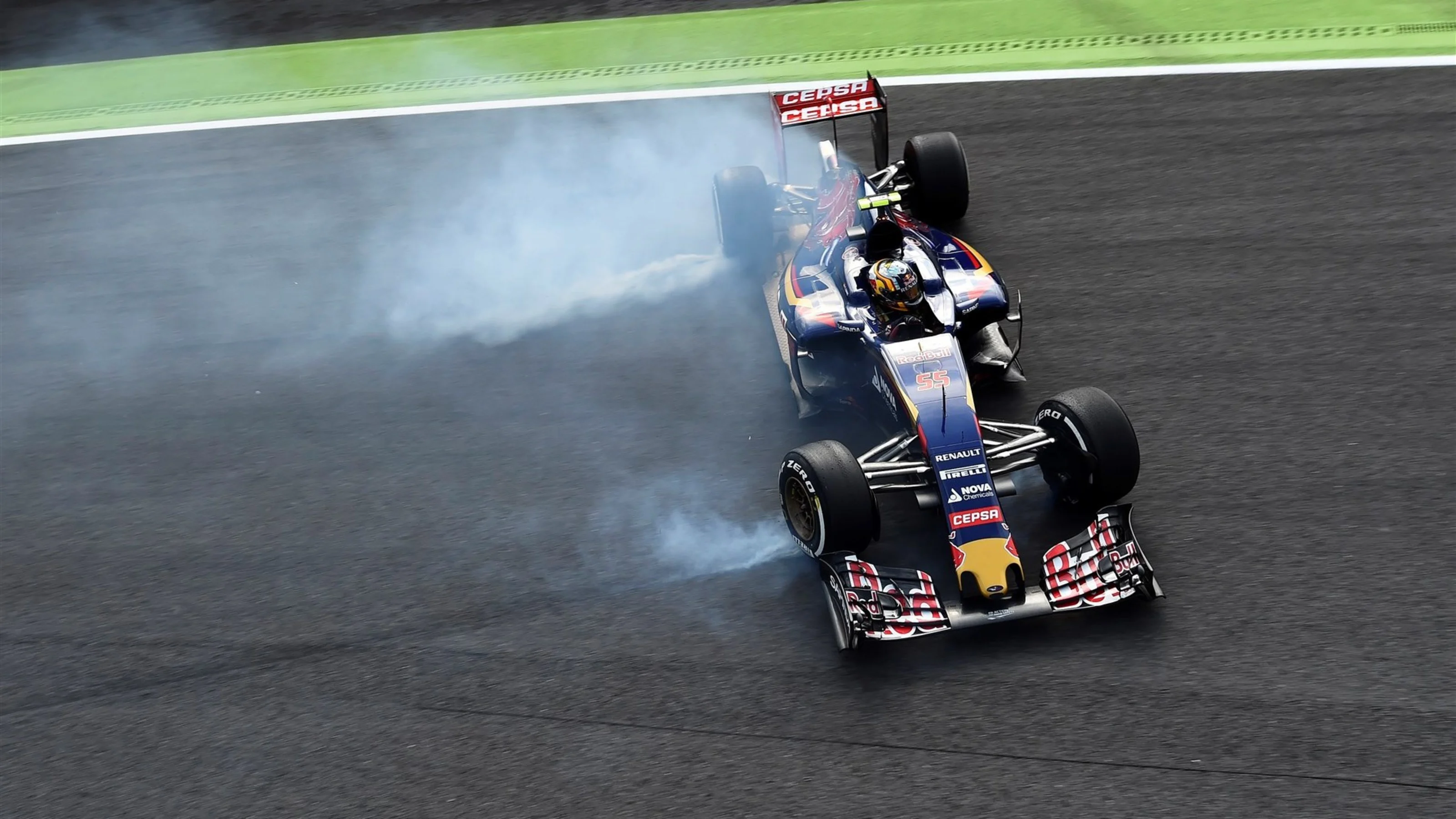 Carlos Sainz jr (ESP) Scuderia Toro Rosso STR10 spins at the Parabolica corner in FP1 at Formula