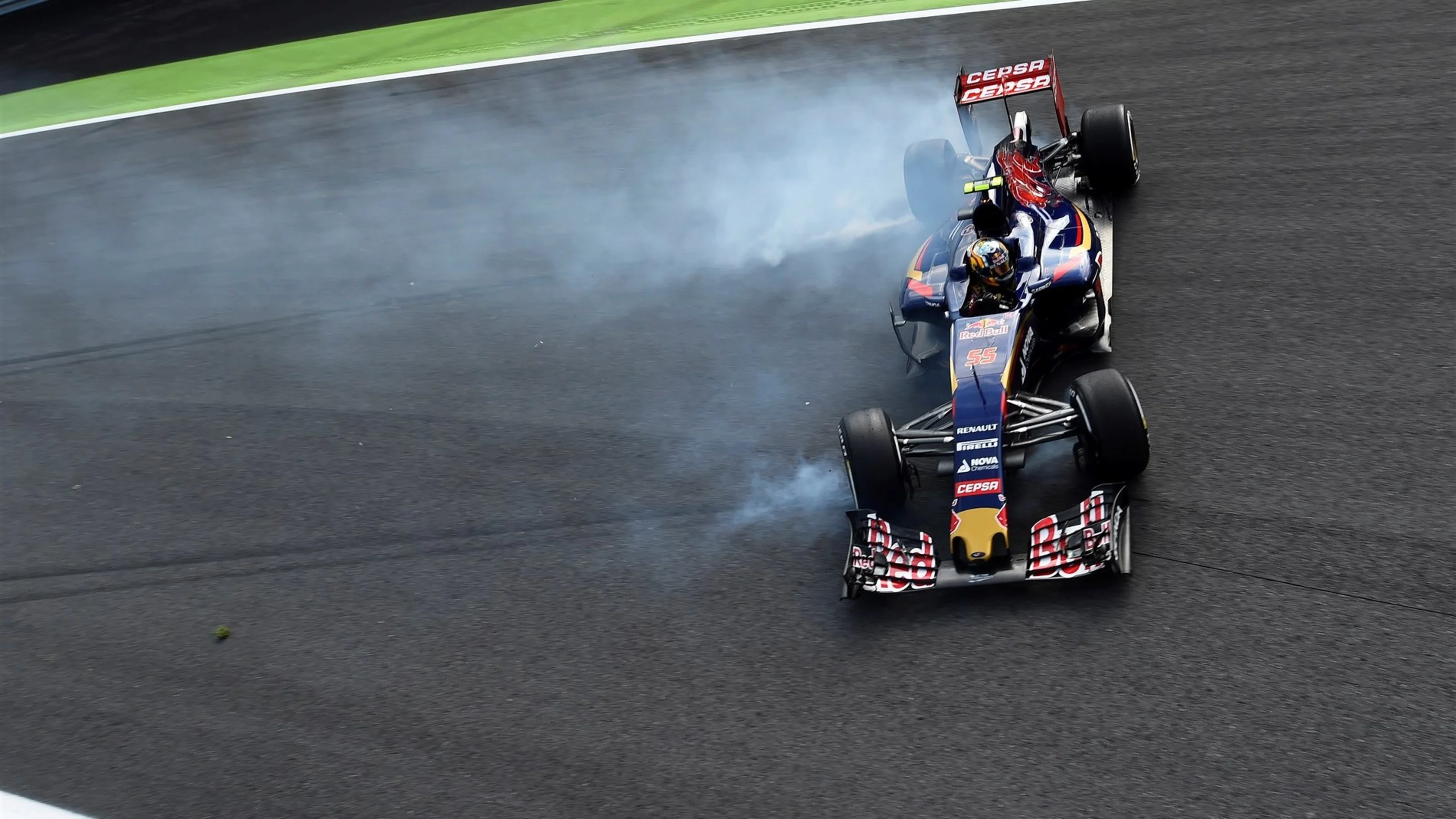 Carlos Sainz jr (ESP) Scuderia Toro Rosso STR10 spins at the Parabolica corner in FP1 at Formula