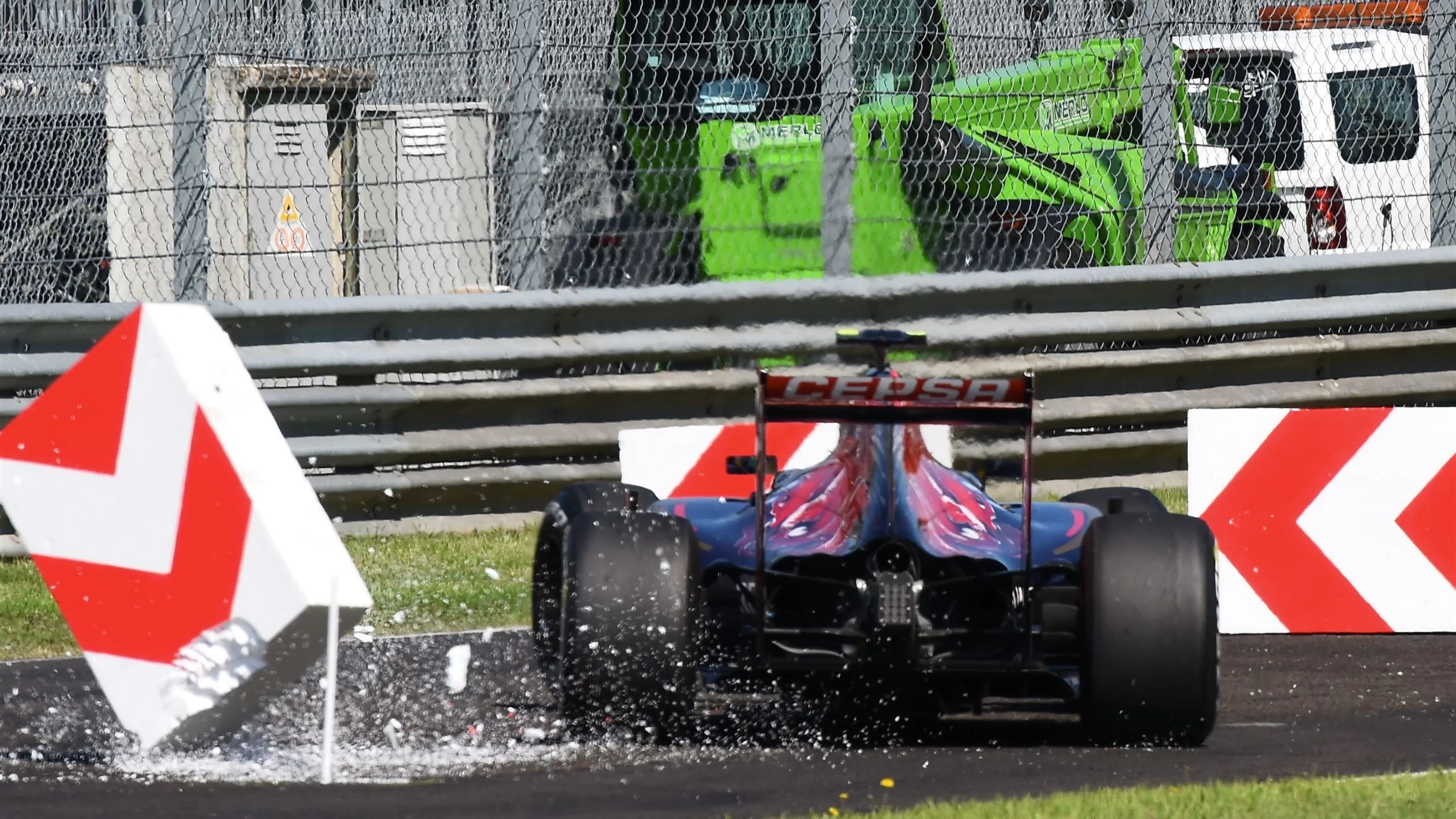 Carlos Sainz jr (ESP) Scuderia Toro Rosso STR10 crashes into marker board at Formula One World