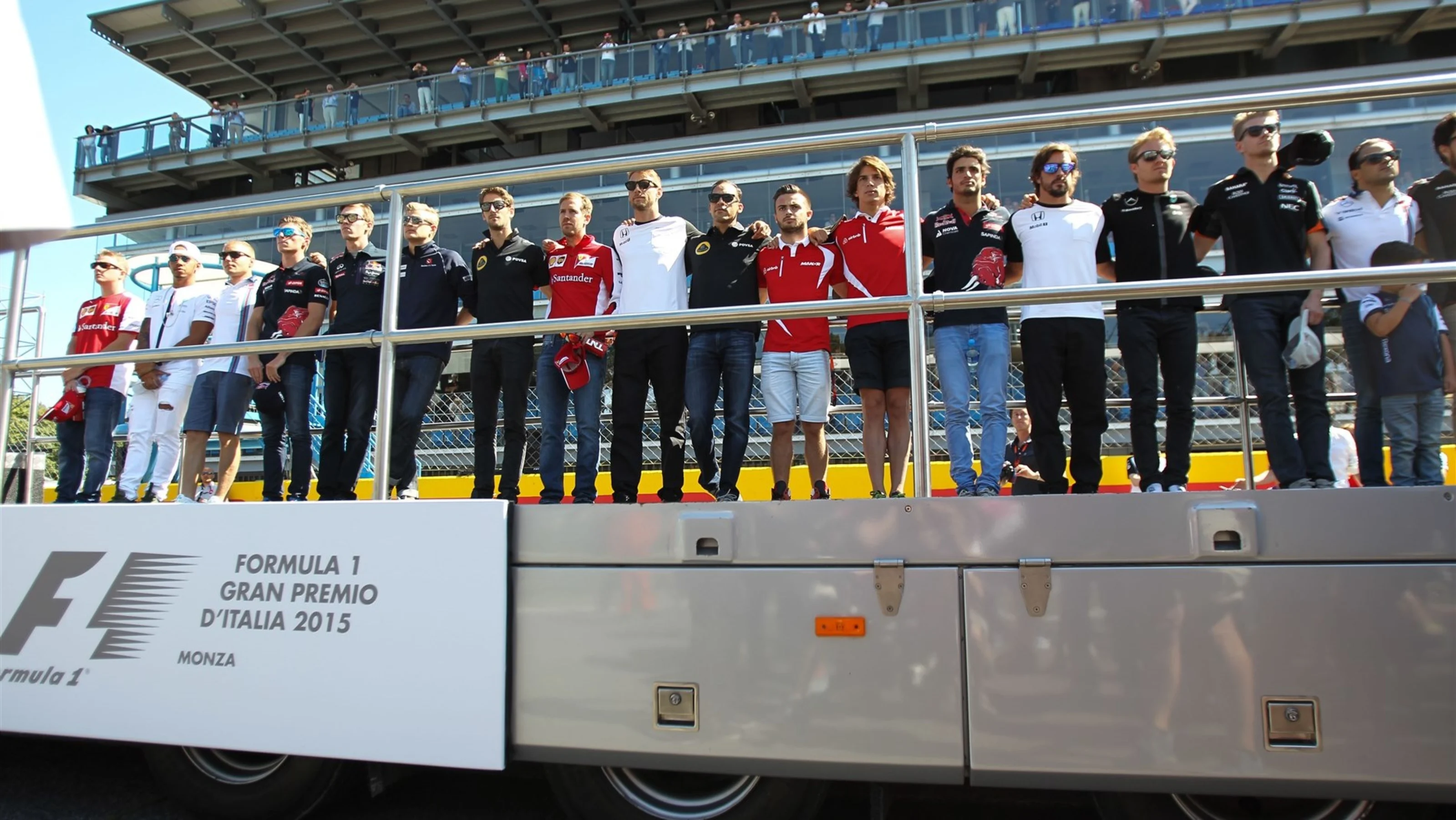 Drivers observe a one minute silence in honour of deceased Justin Wilson (USA) at the drivers