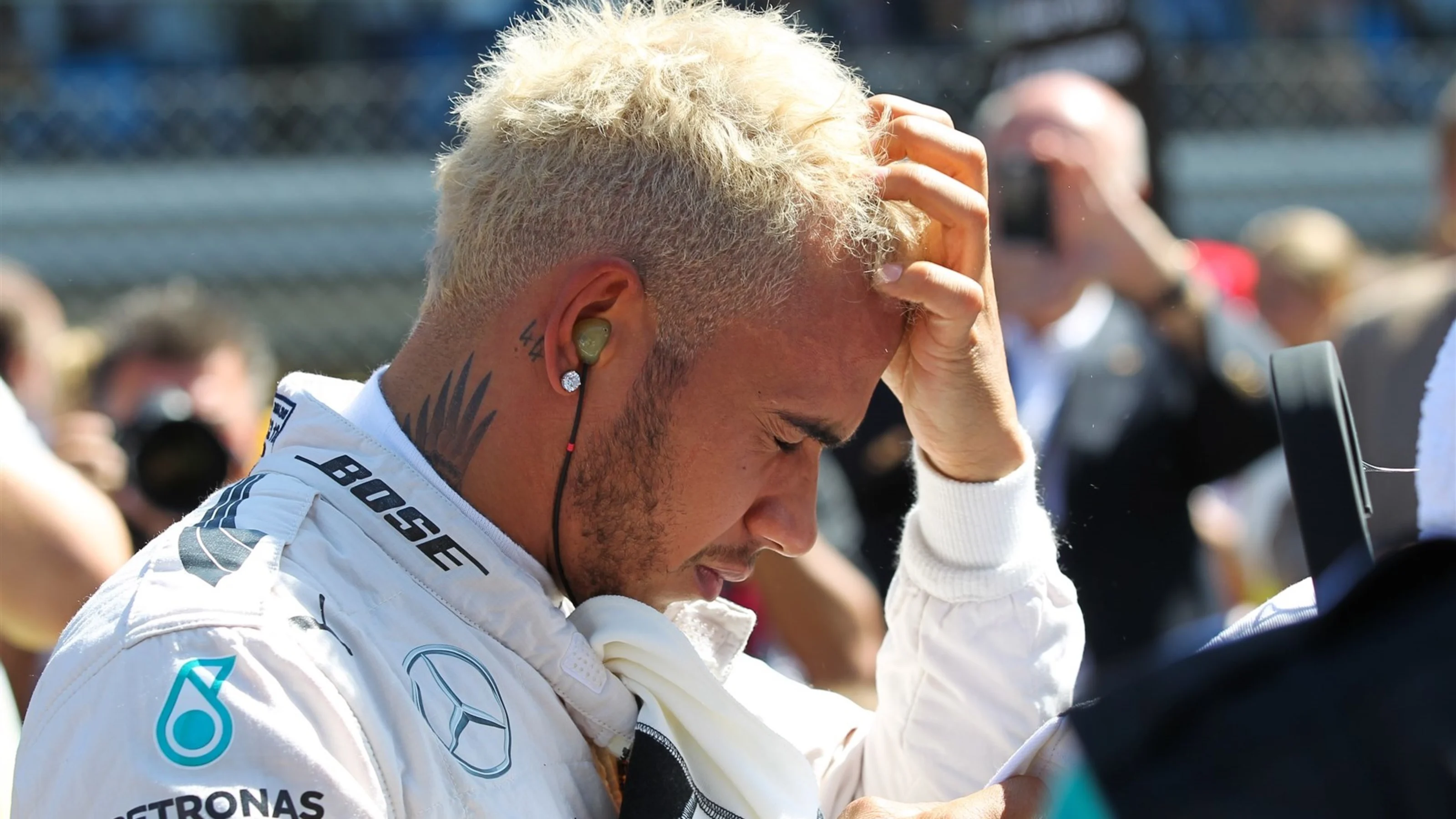 Lewis Hamilton (GBR) Mercedes AMG F1 with blonde hair on the grid at Formula One World