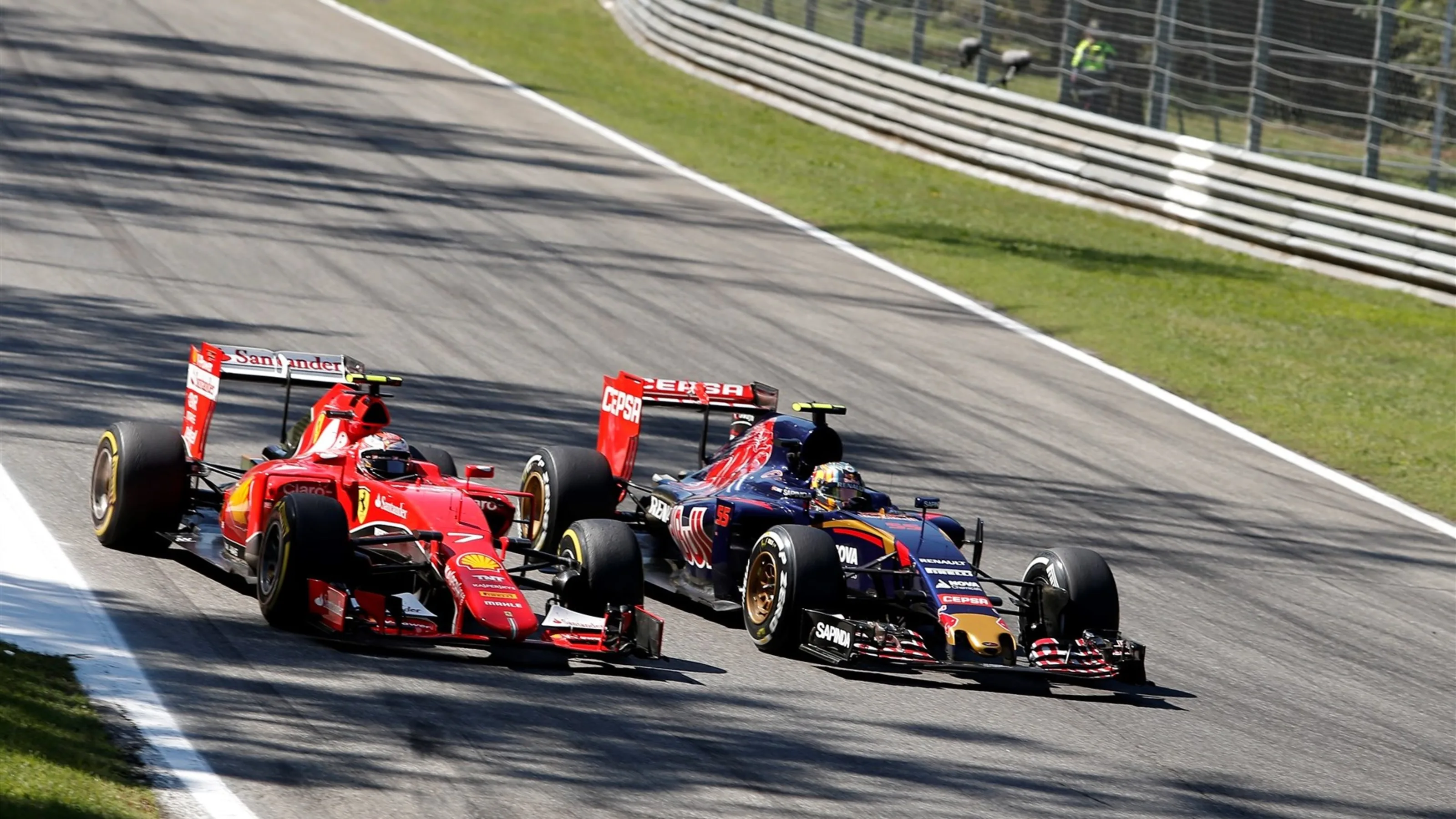 Kimi Raikkonen (FIN) Ferrari SF15-T and Carlos Sainz jr (ESP) Scuderia Toro Rosso STR10 battle at