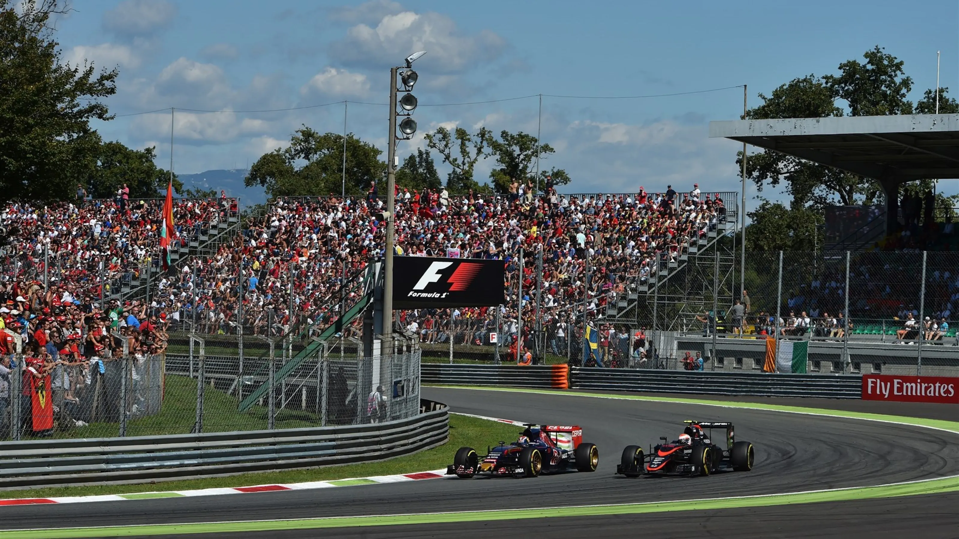 Max Verstappen (NDL) Scuderia Toro Rosso STR10 and Jenson Button (GBR) McLaren MP4-30 battle at