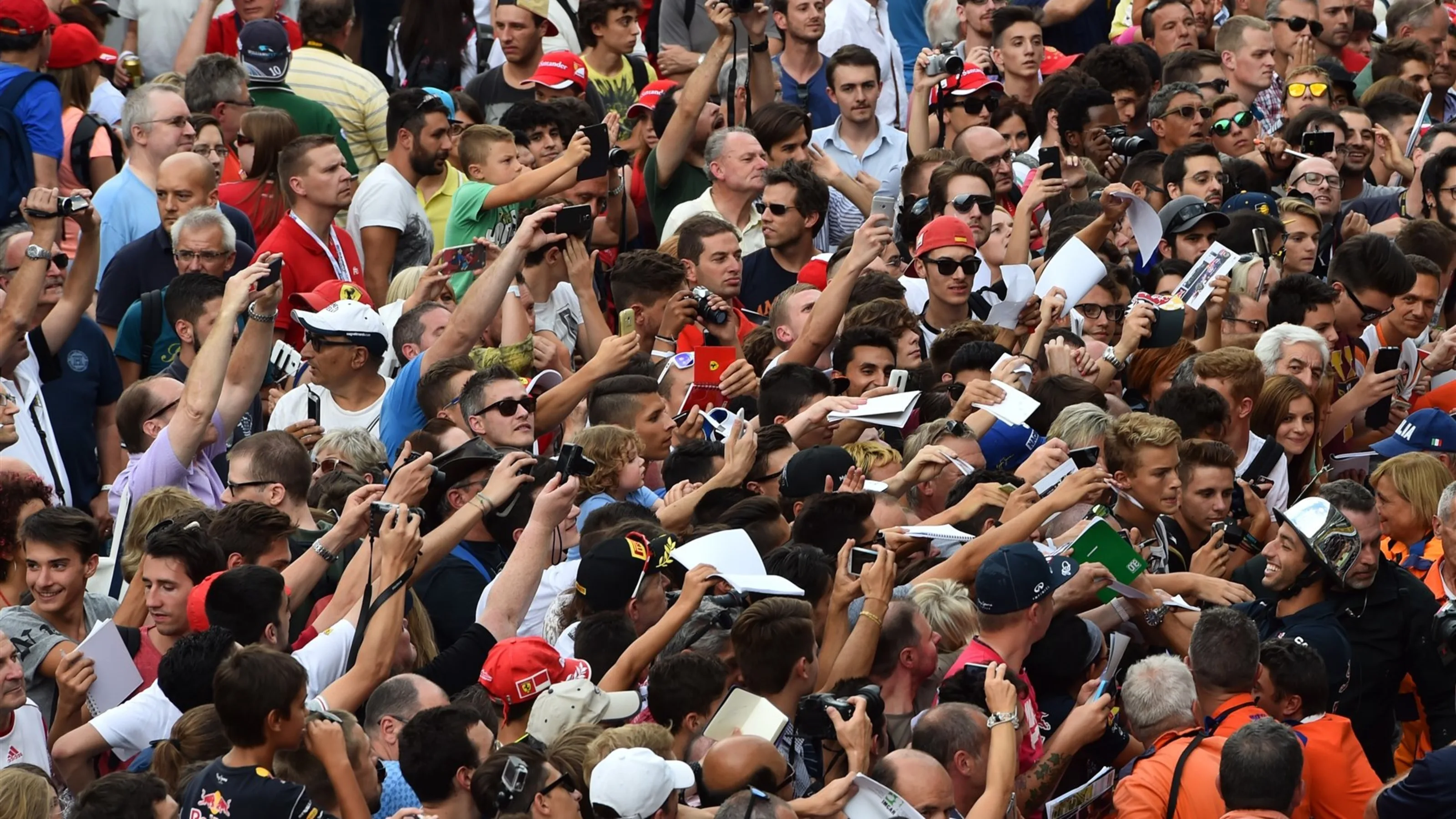 Daniel Ricciardo (AUS) Red Bull Racing signs autographs for the fans at Formula One World