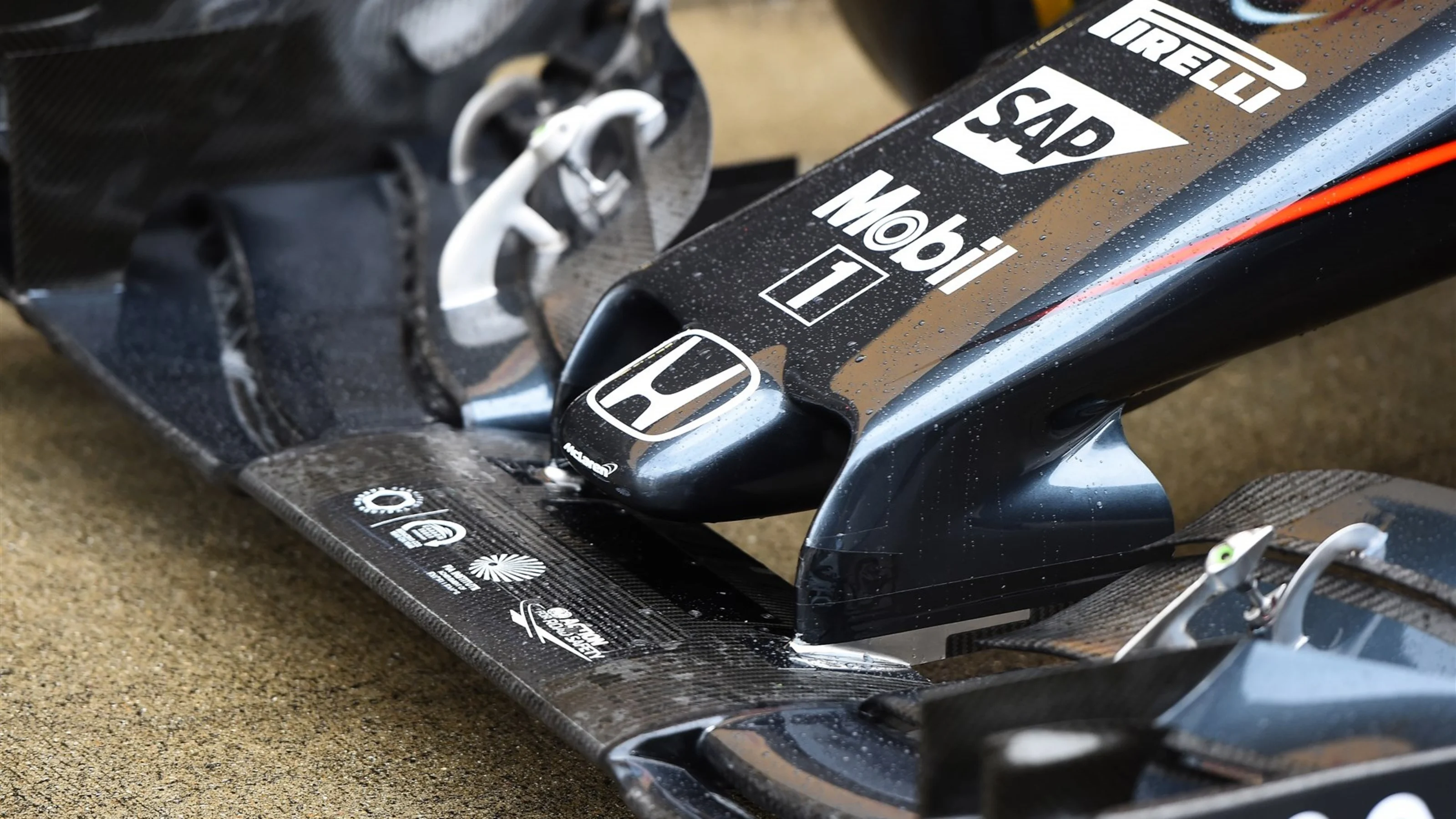 McLaren MP4-30 nose and front wing detail at Formula One World Championship, Rd14, Japanese Grand