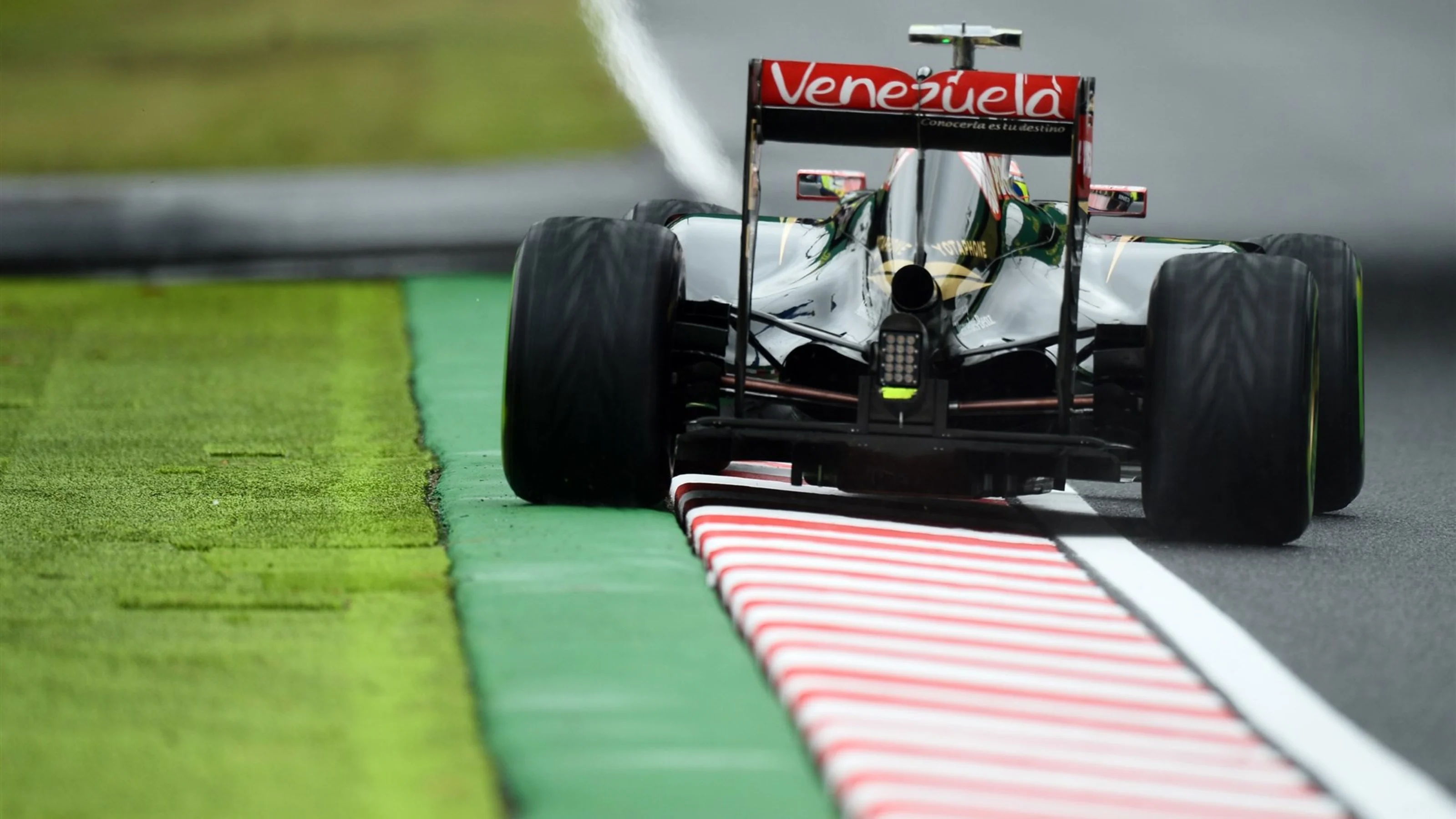 Pastor Maldonado (VEN) Lotus E23 Hybrid at Formula One World Championship, Rd14, Japanese Grand