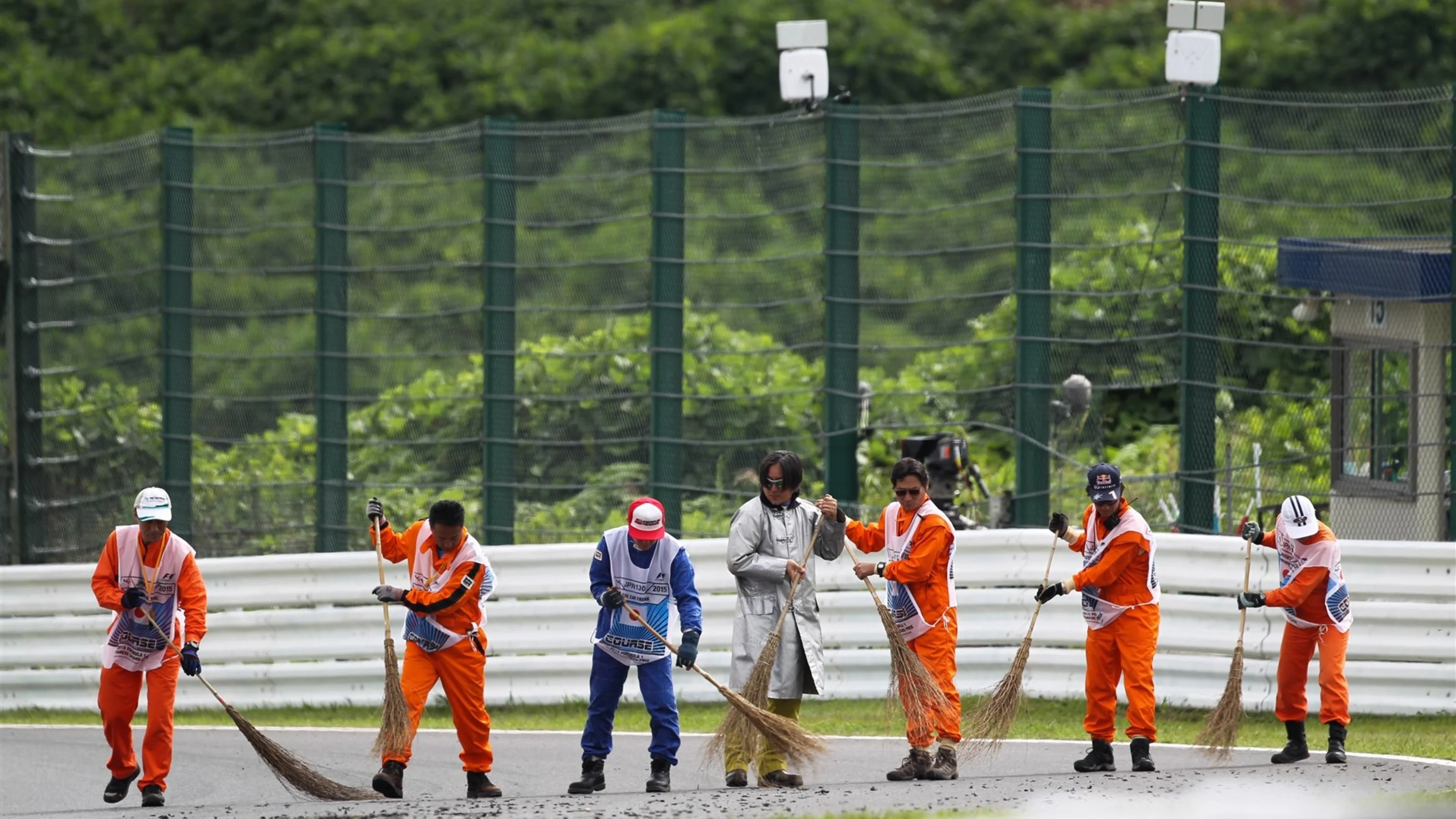 Marshals clean the track at Formula One World Championship, Rd14, Japanese Grand Prix, Qualifying,