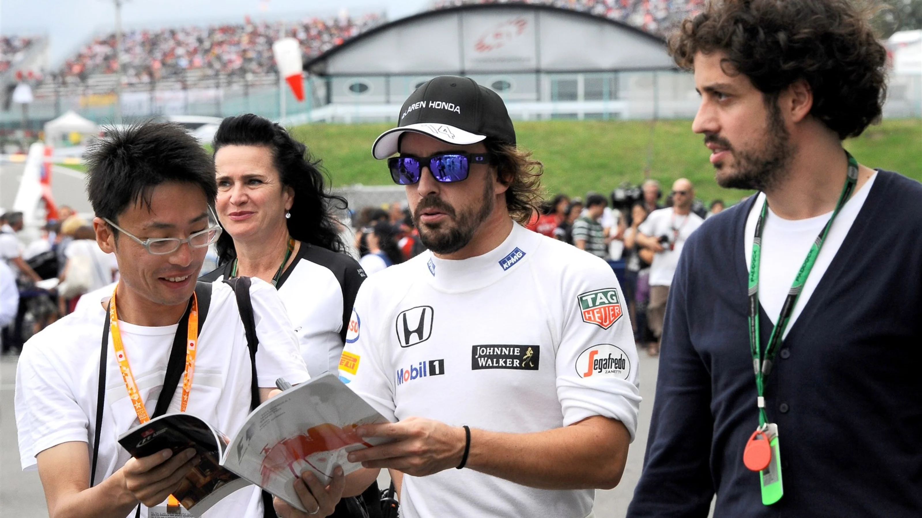 Fernando Alonso (ESP) McLaren signs autographs for the fans at Formula One World Championship,