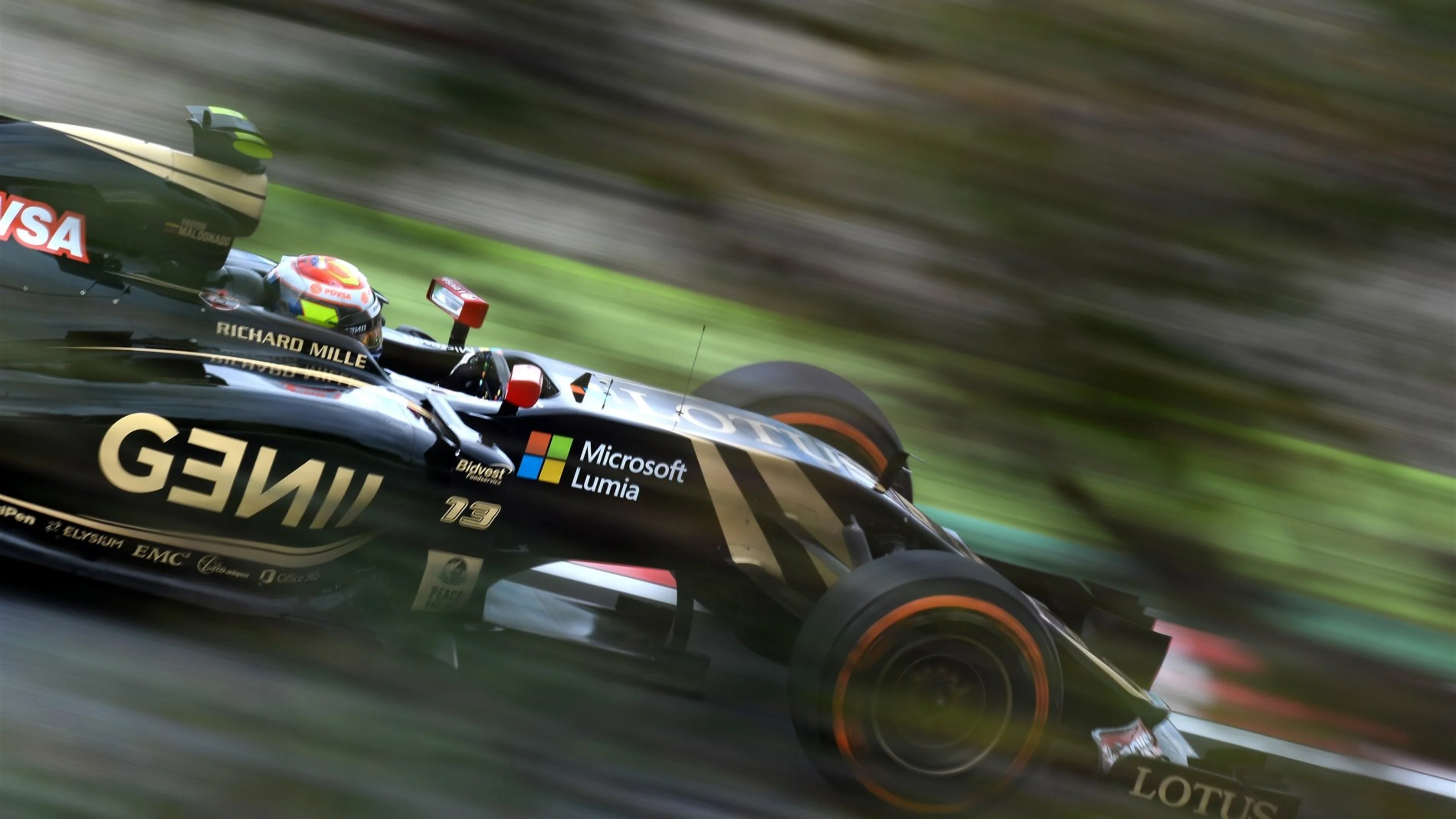 Pastor Maldonado (VEN) Lotus E23 Hybrid at Formula One World Championship, Rd14, Japanese Grand