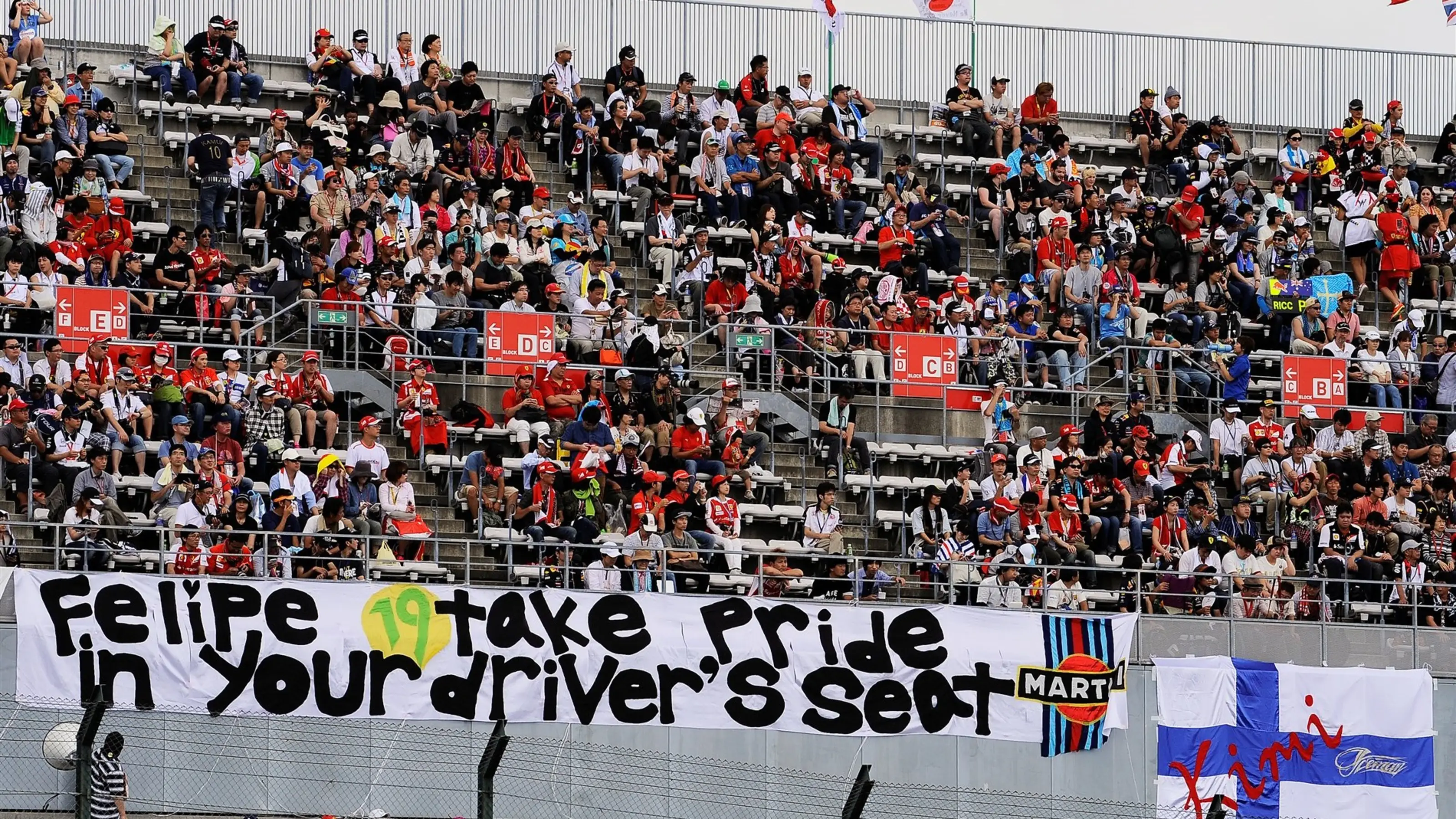 Fans and a banner for Felipe Massa (BRA) Williams at Formula One World Championship, Rd14, Japanese