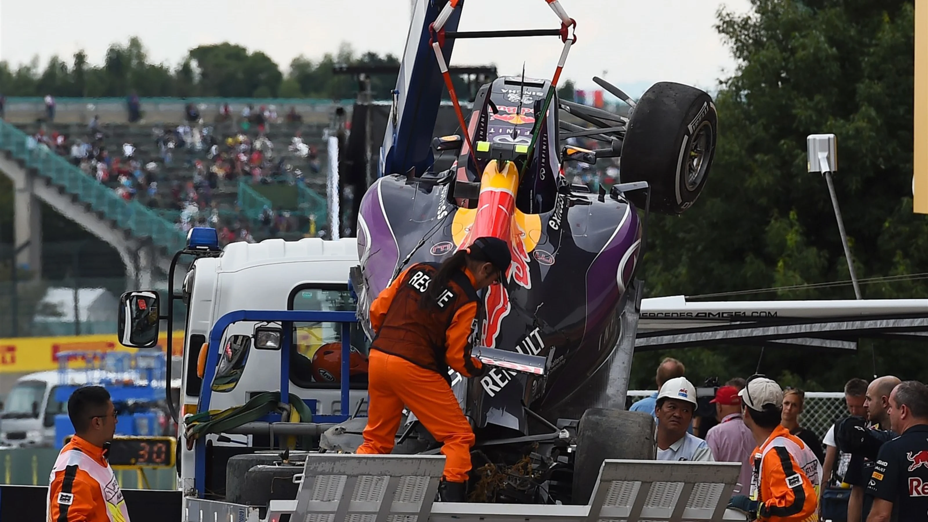 The crashed car of Daniil Kvyat (RUS) Red Bull Racing RB11 is recovered to the pits after Q3 at