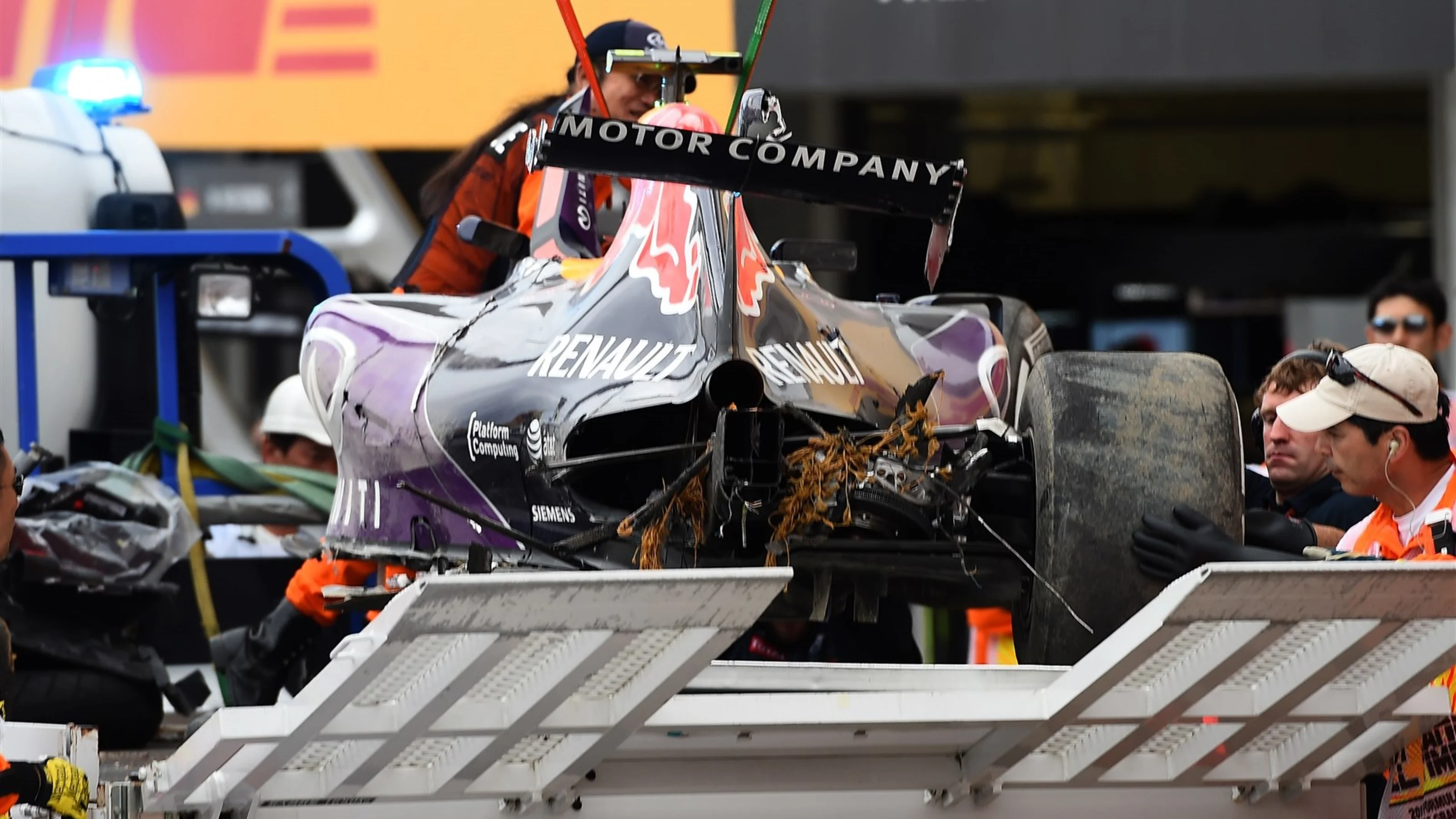 The crashed car of Daniil Kvyat (RUS) Red Bull Racing RB11 is recovered to the pits after Q3 at