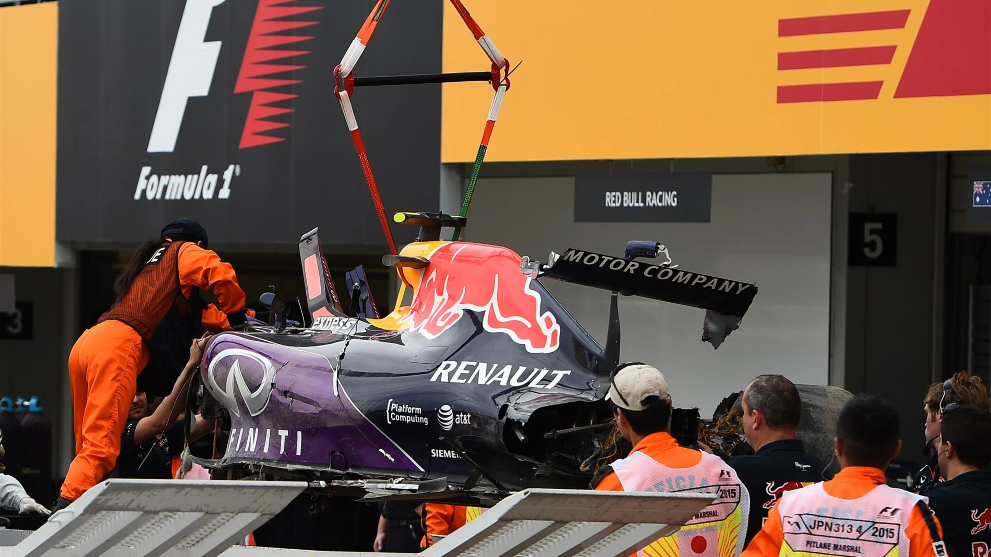 The crashed car of Daniil Kvyat (RUS) Red Bull Racing RB11 is recovered to the pits after Q3 at