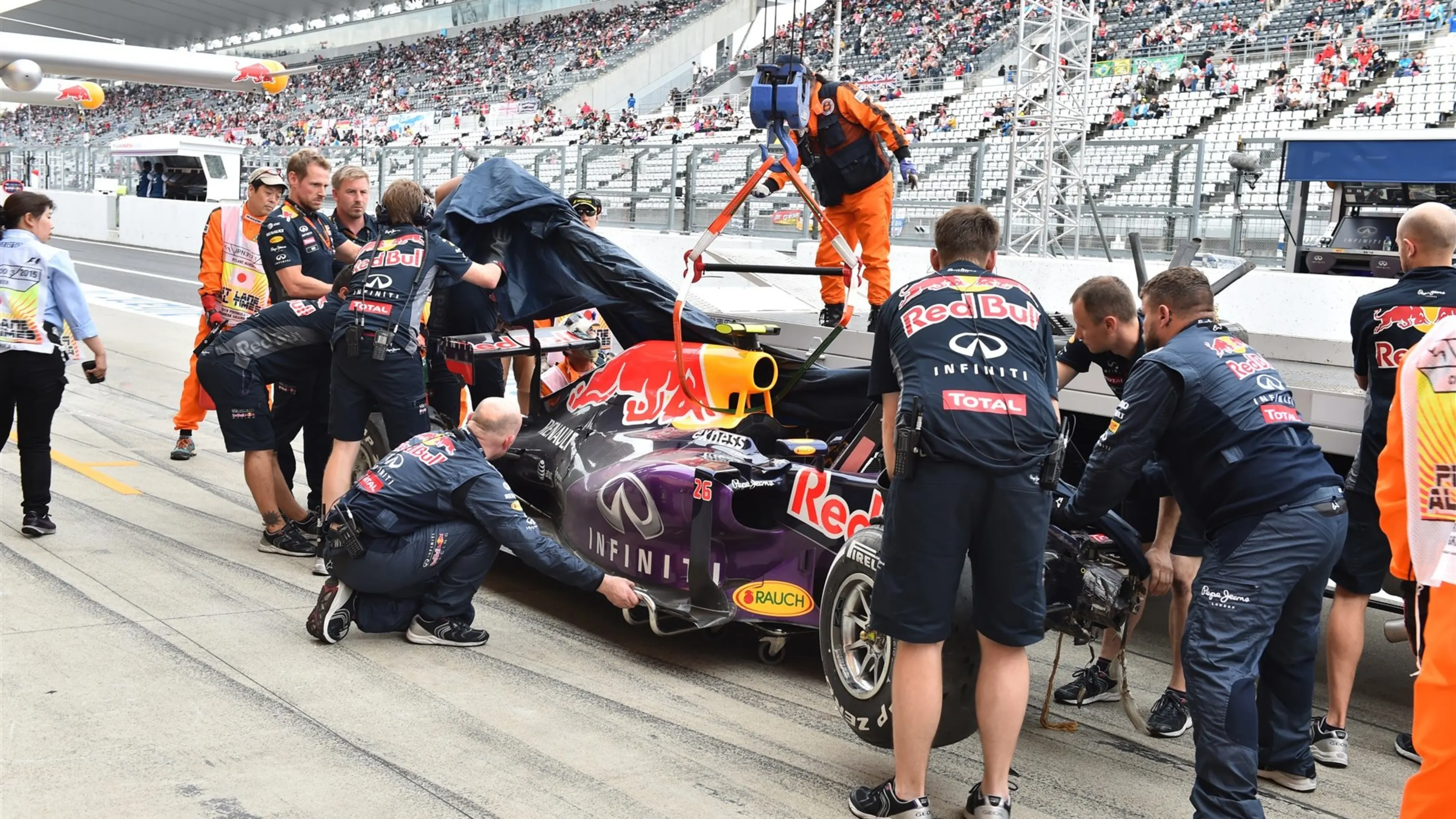The crashed car of Daniil Kvyat (RUS) Red Bull Racing RB11 is recovered to the pits after Q3 at