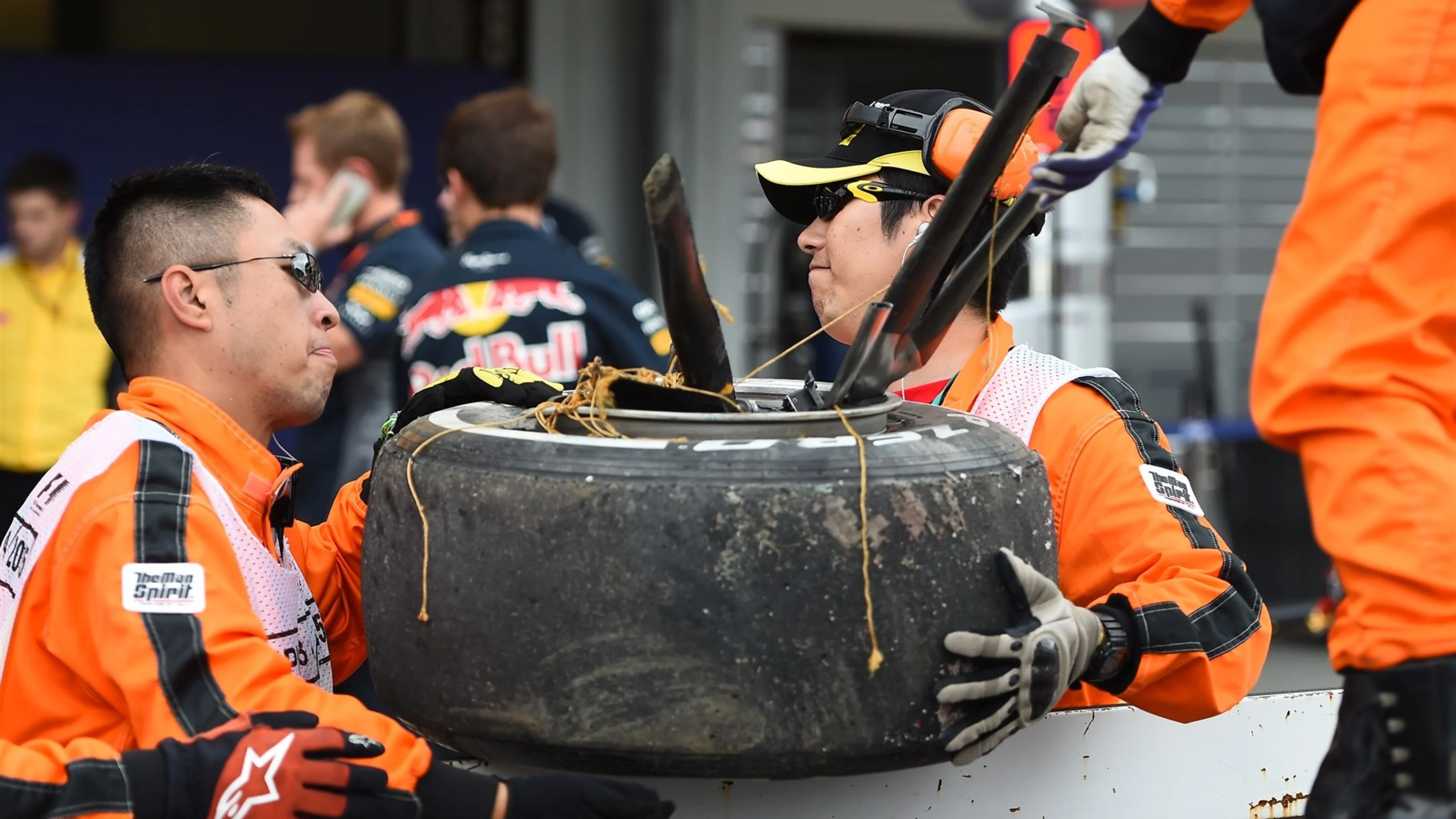 Wheel from the crashed car of Daniil Kvyat (RUS) Red Bull Racing RB11 is recovered to the pits