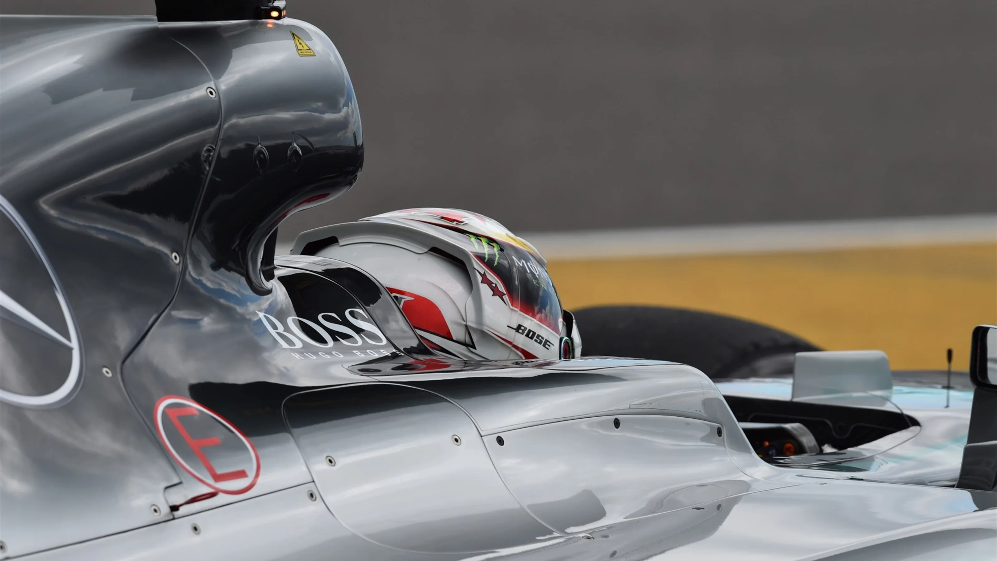 Lewis Hamilton (GBR) Mercedes AMG F1 W06 at Formula One World Championship, Rd14, Japanese Grand