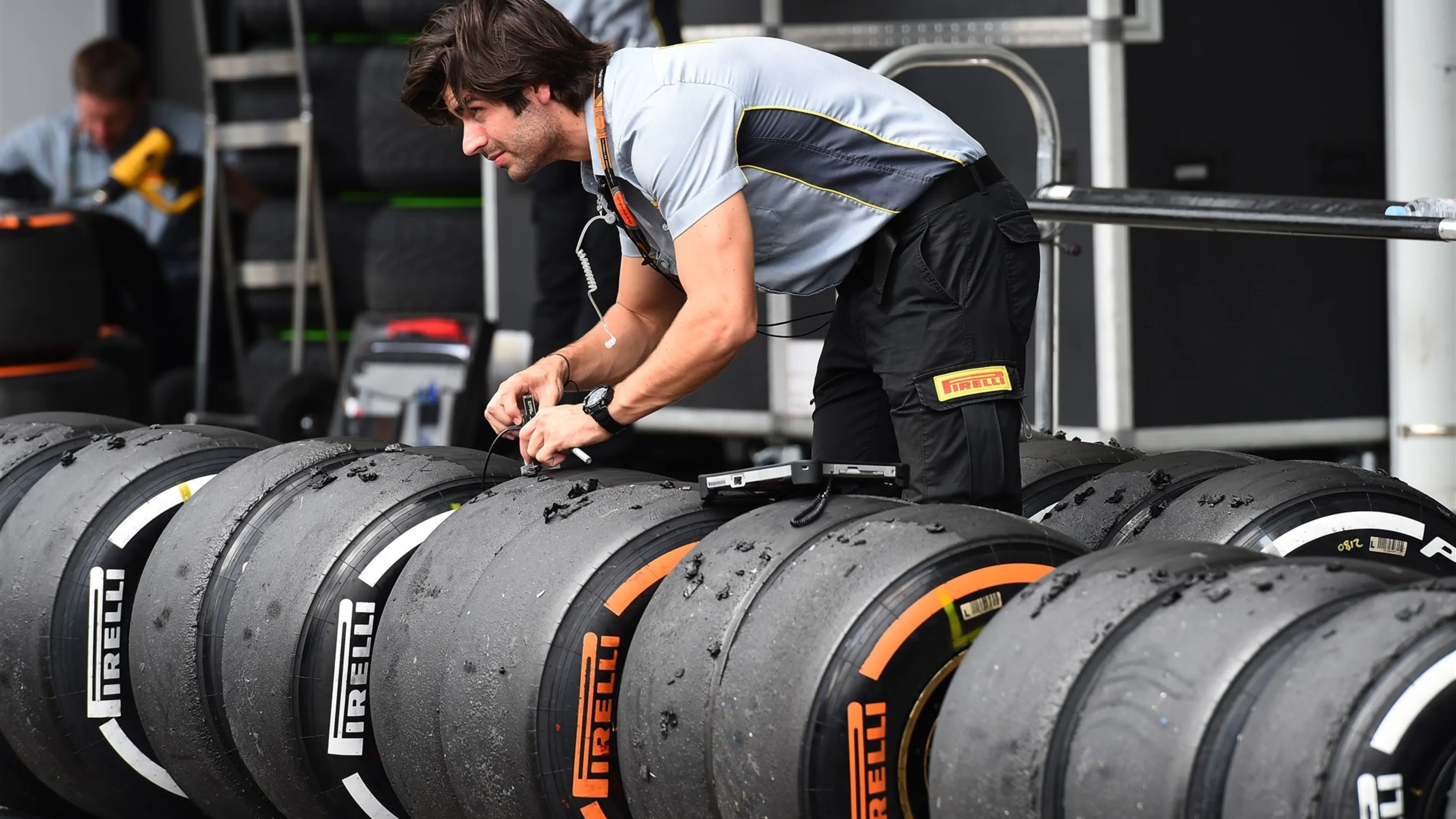 Pirelli tyre engineers at Formula One World Championship, Rd14, Japanese Grand Prix, Qualifying,