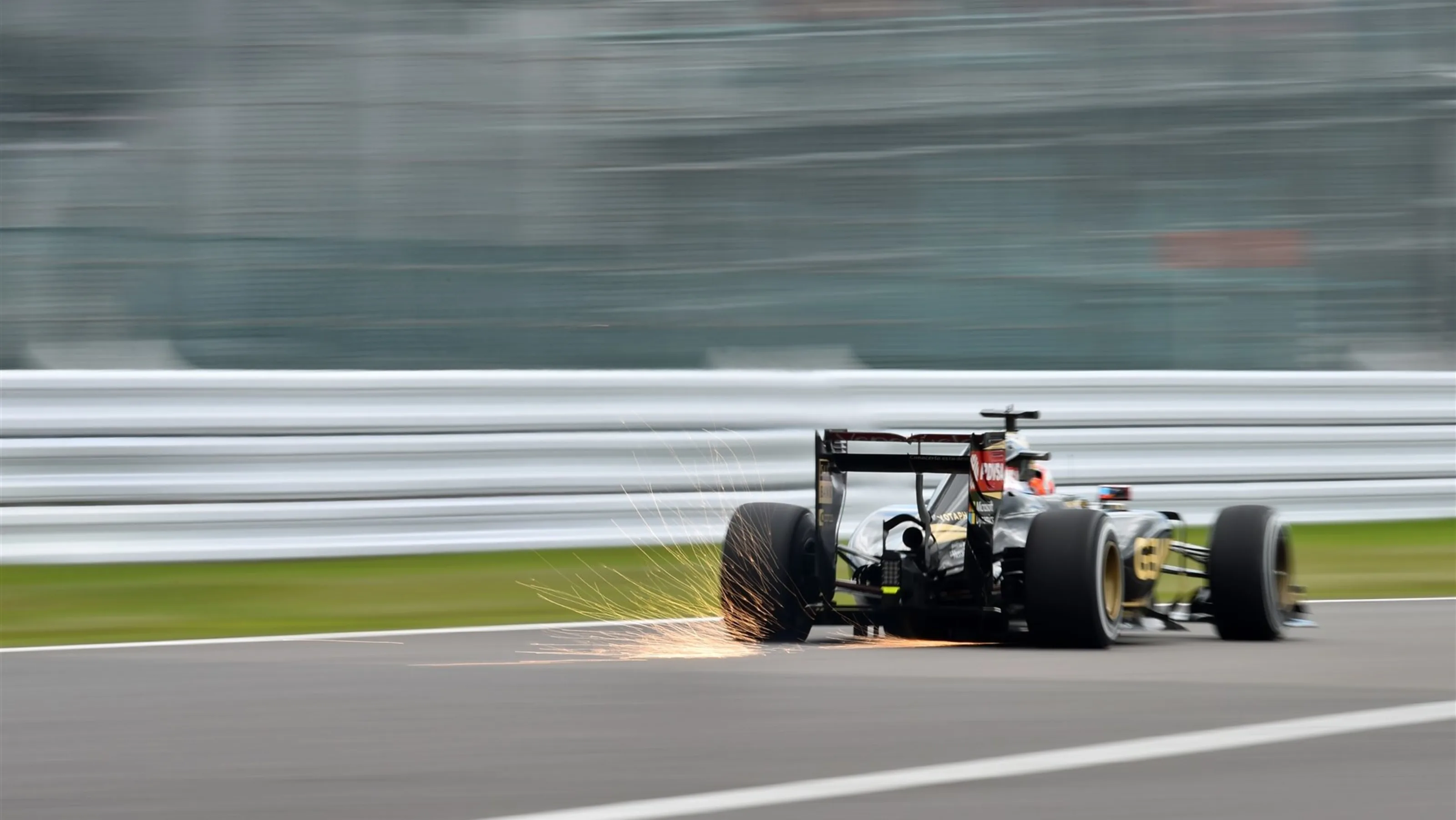 Romain Grosjean (FRA) Lotus E23 Hybrid at Formula One World Championship, Rd14, Japanese Grand