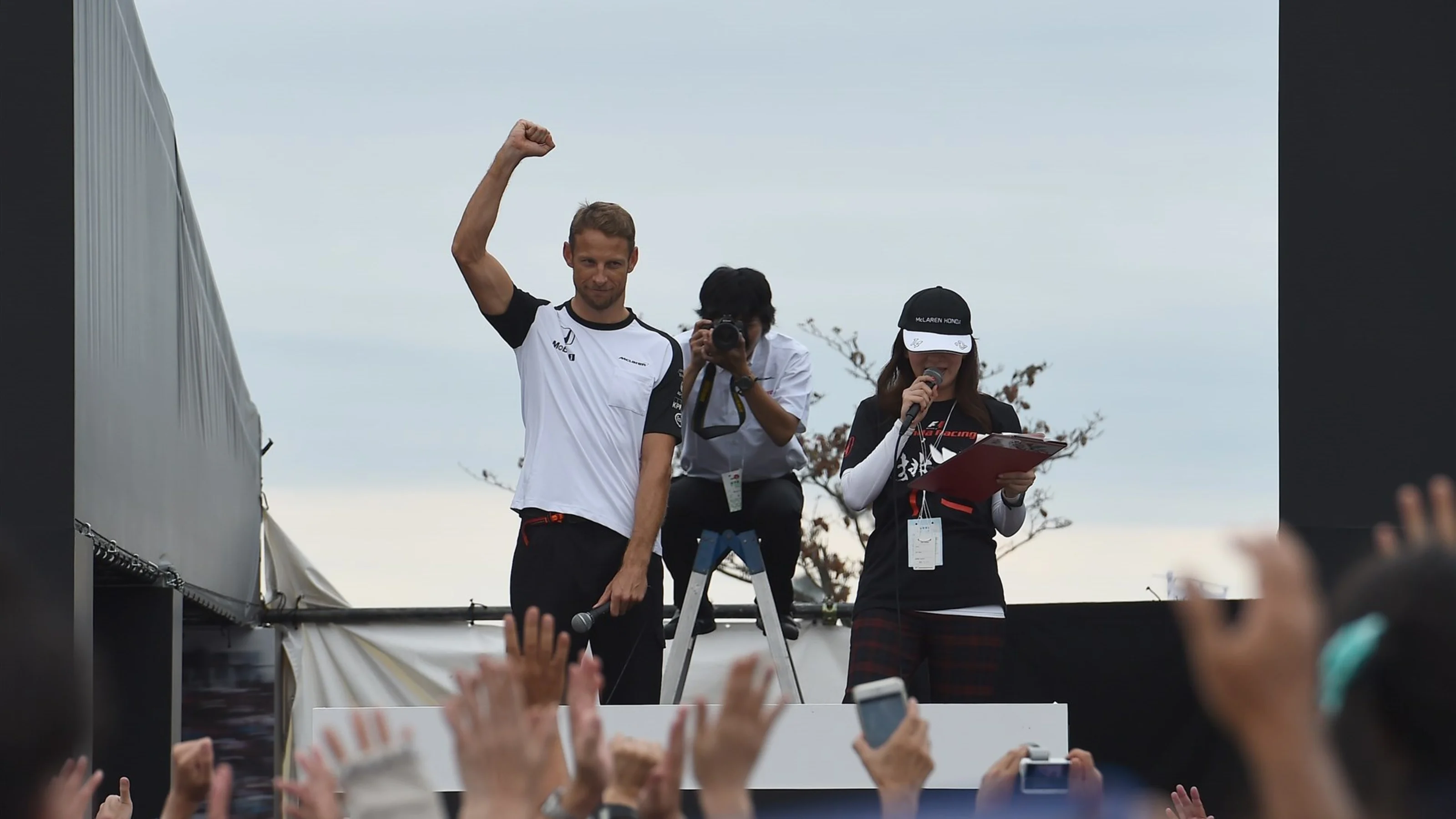 Jenson Button (GBR) McLaren and fans at Formula One World Championship, Rd14, Japanese Grand Prix,