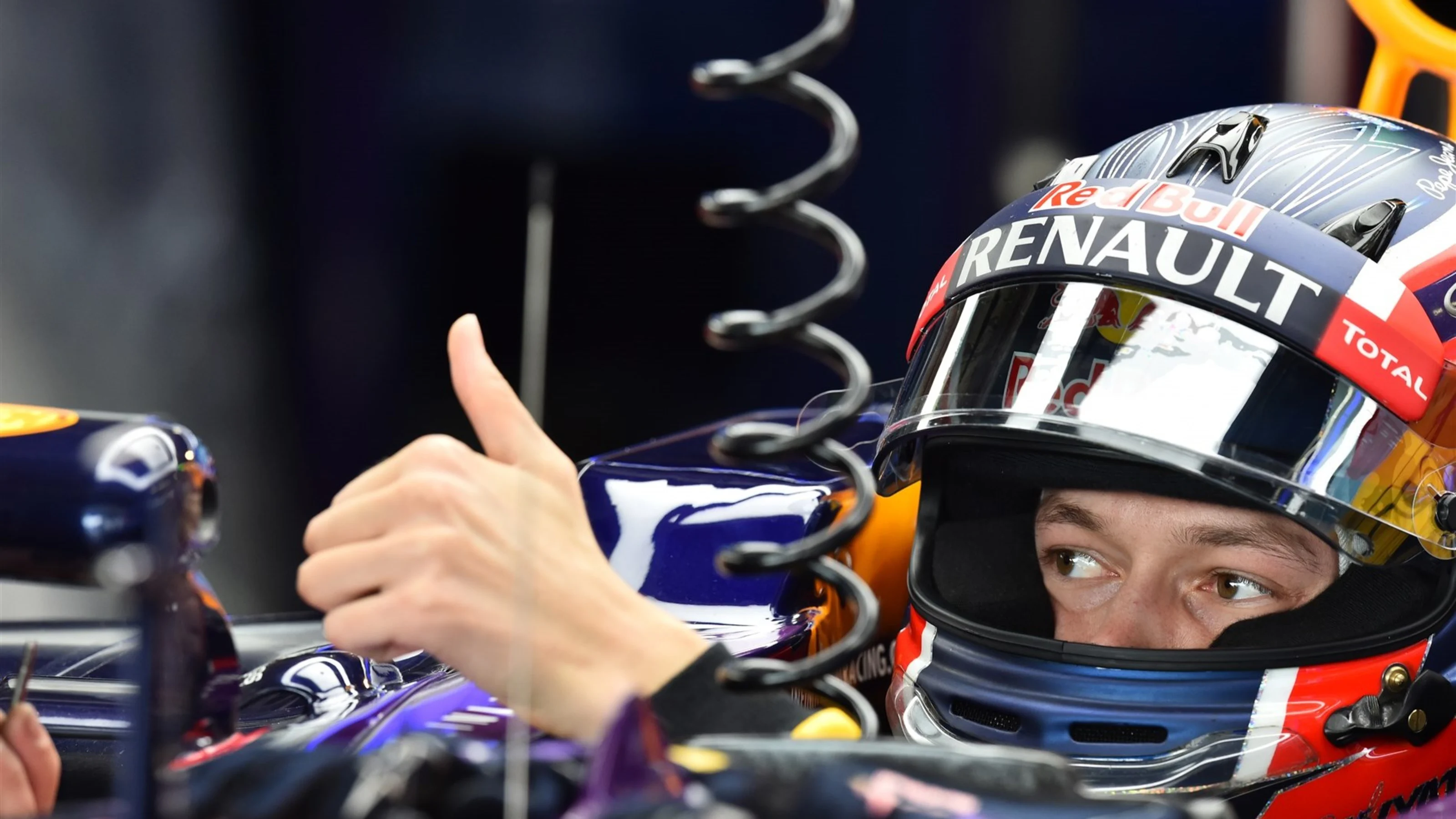 Daniil Kvyat (RUS) Red Bull Racing RB11 thumbs up at Formula One World Championship, Rd14, Japanese