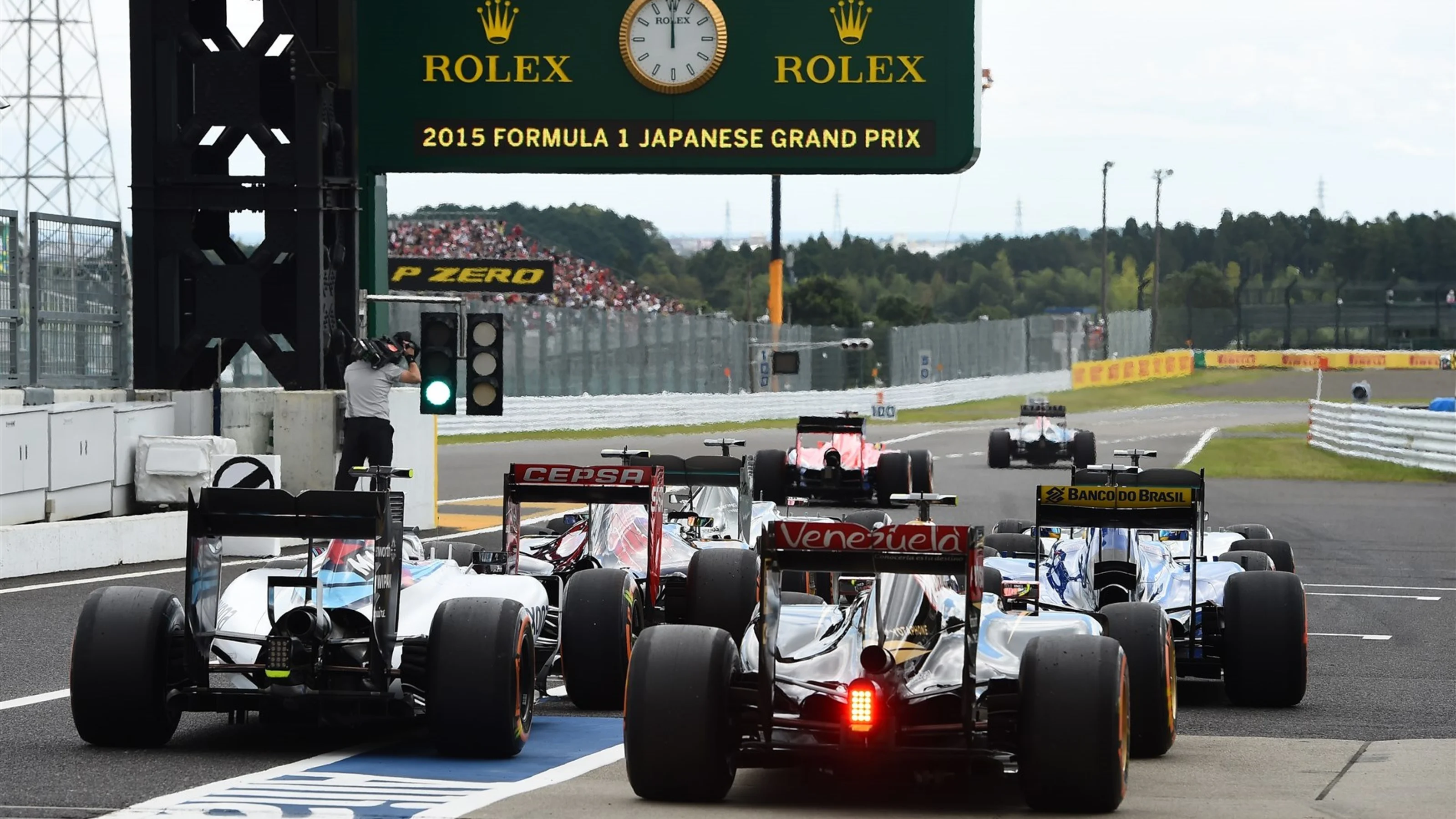 Cars leave pit lane at Formula One World Championship, Rd14, Japanese Grand Prix, Qualifying,