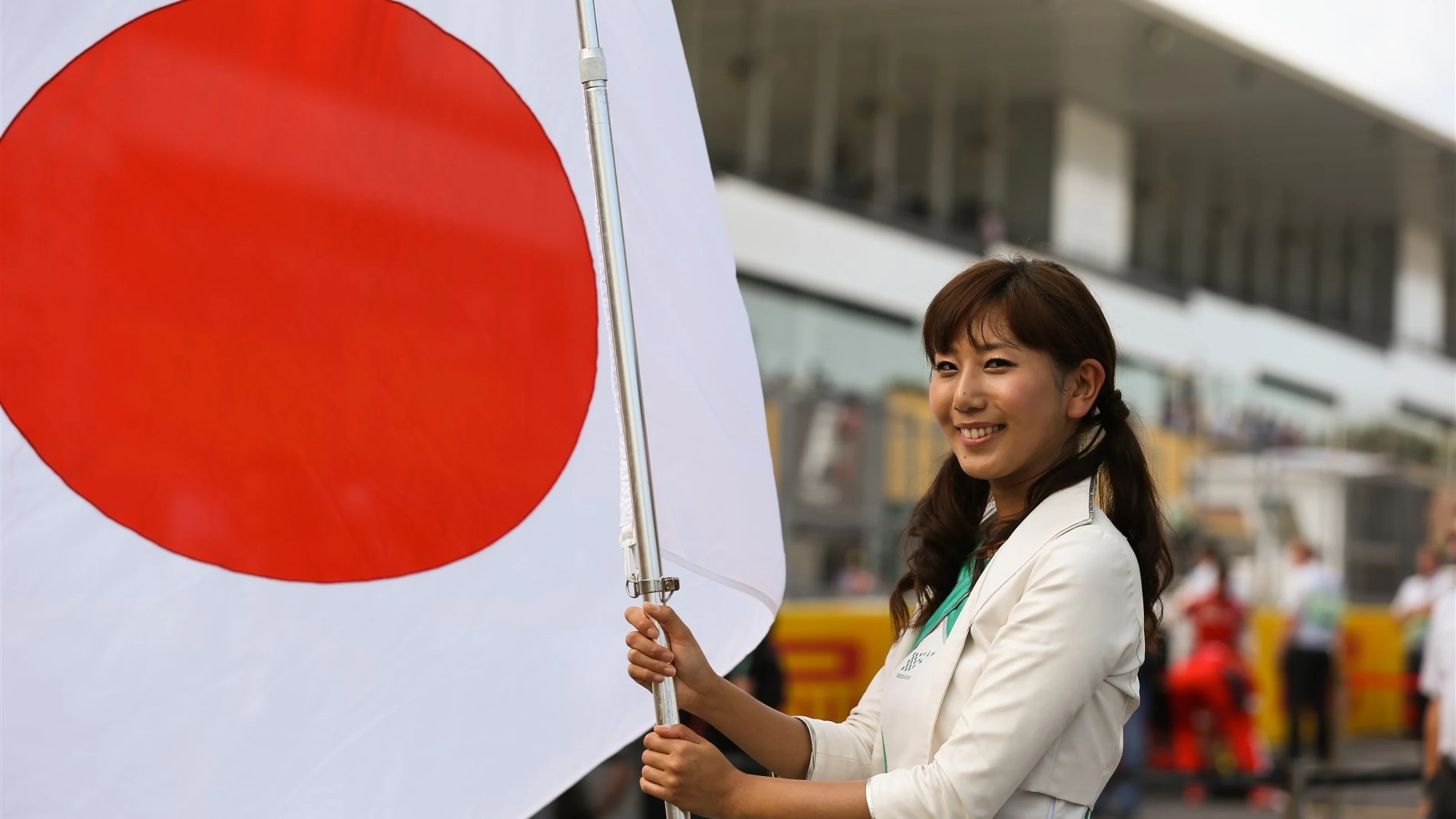 Grid girl and the Japanese Flag on the grid at Formula One World Championship, Rd14, Japanese Grand