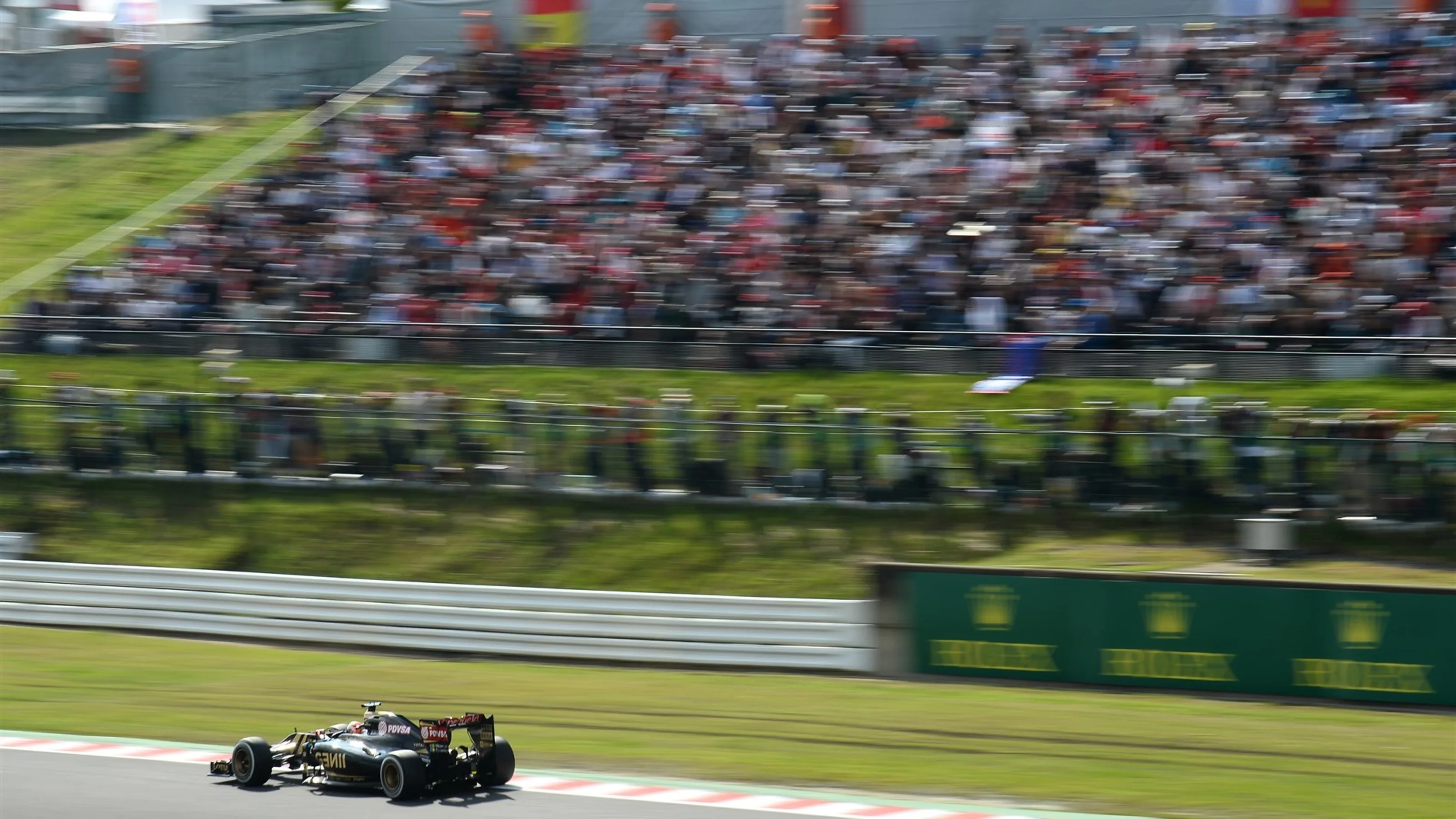 Romain Grosjean (FRA) Lotus E23 Hybrid at Formula One World Championship, Rd14, Japanese Grand