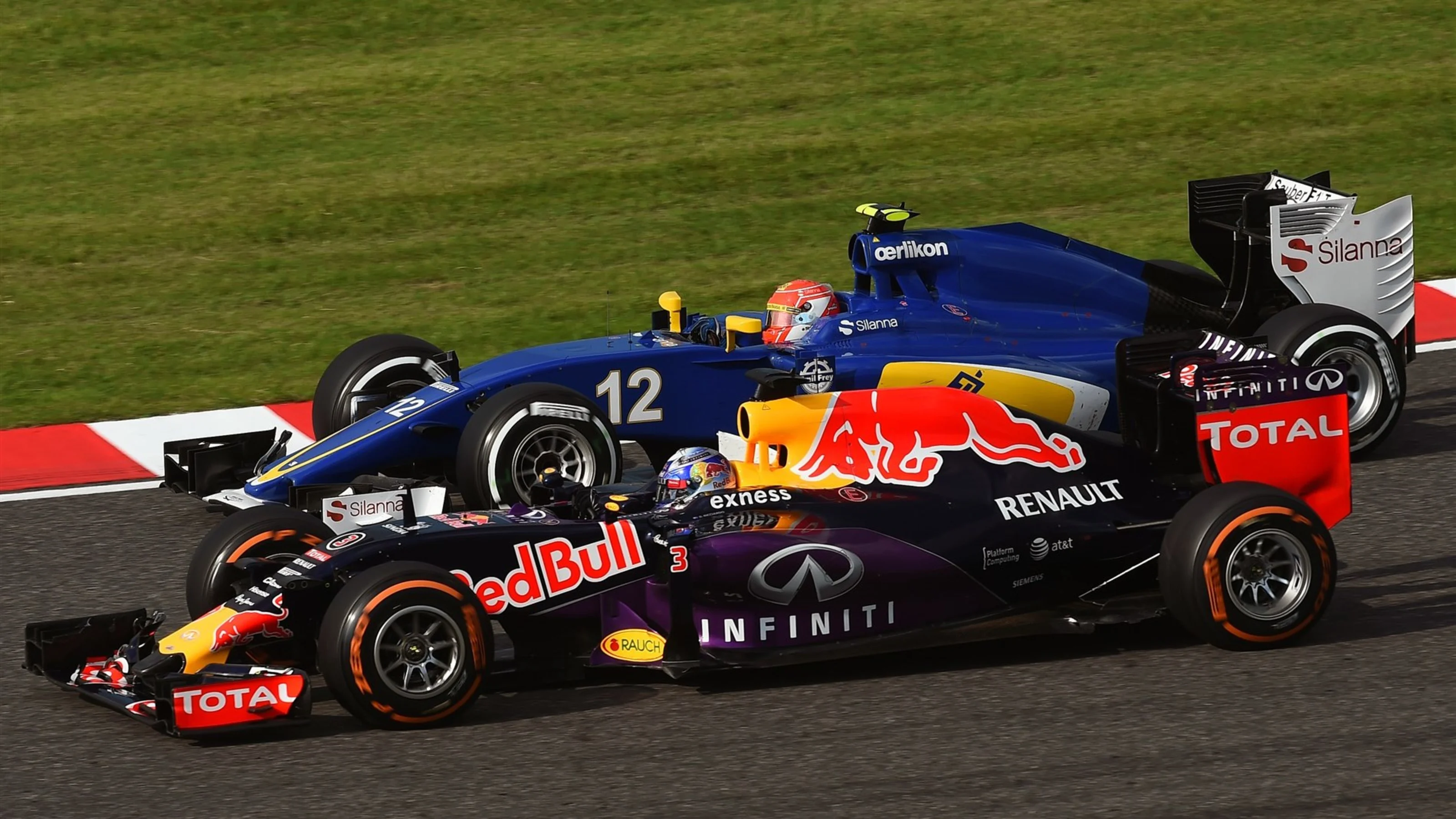Daniel Ricciardo (AUS) Red Bull Racing RB11 and Felipe Nasr (BRA) Sauber C34 battle for position at