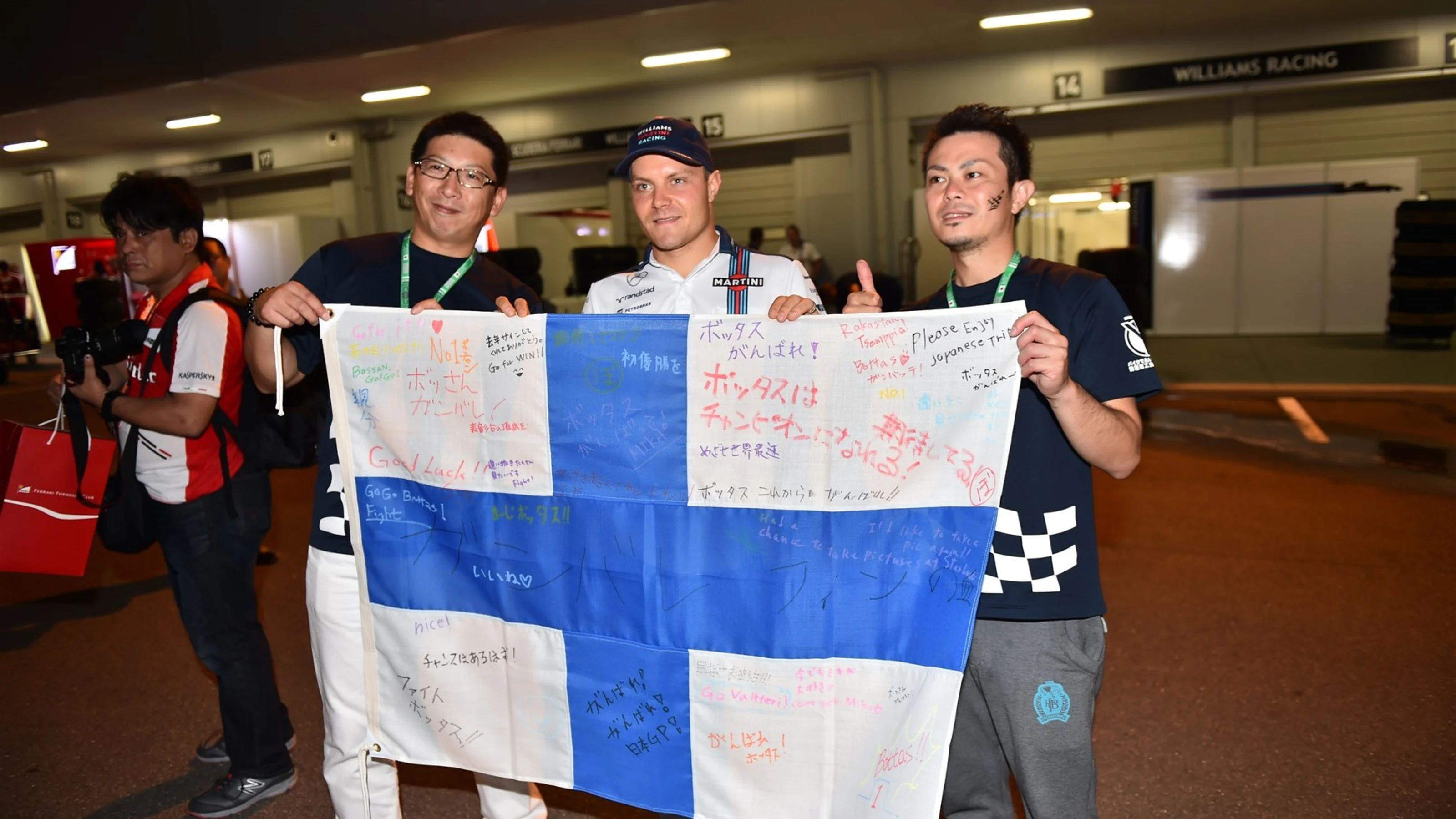 Valtteri Bottas (FIN) Williams and fans at Formula One World Championship, Rd14, Japanese Grand