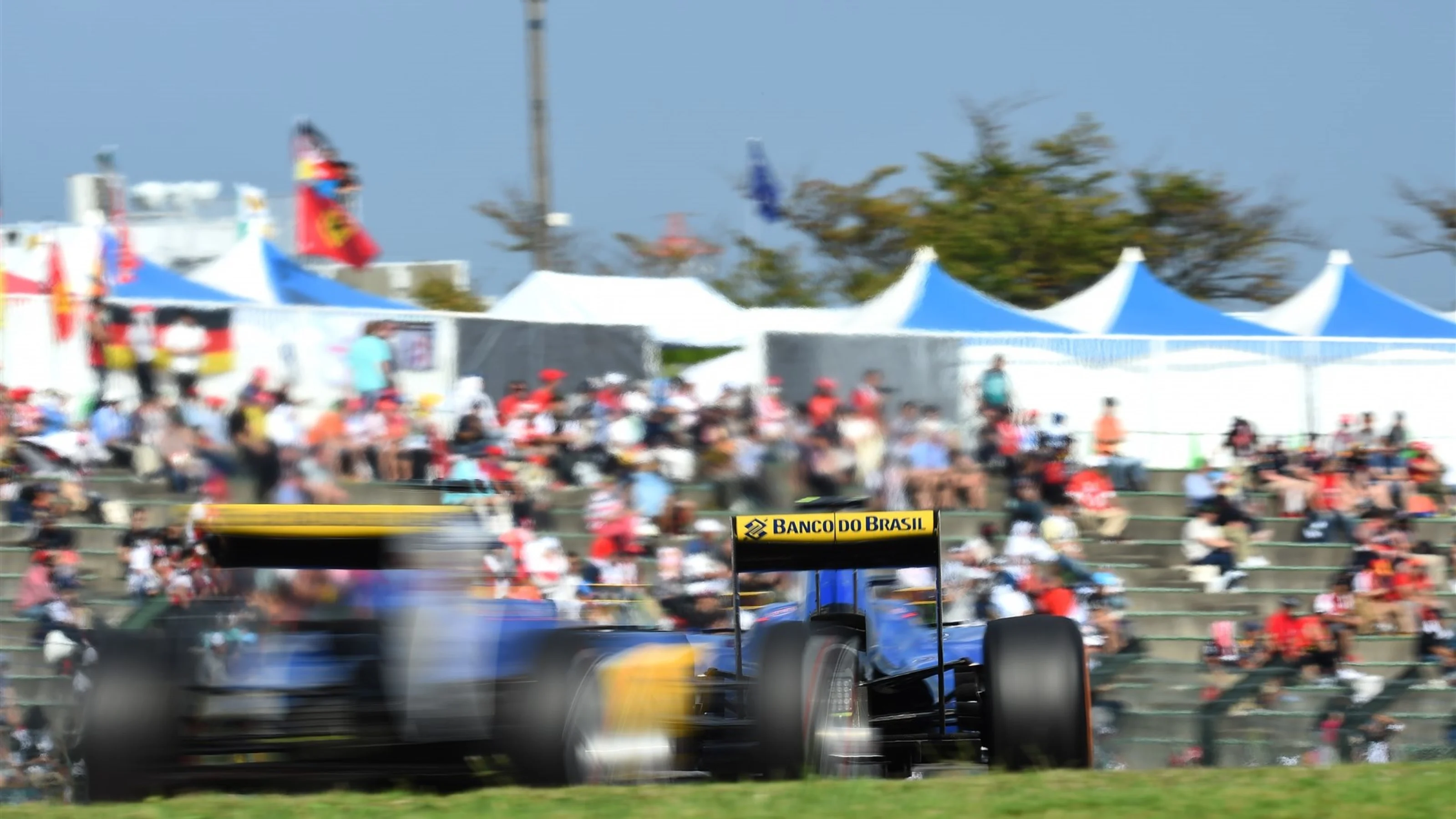 Marcus Ericsson (SWE) Sauber C34 and Felipe Nasr (BRA) Sauber C34 at Formula One World