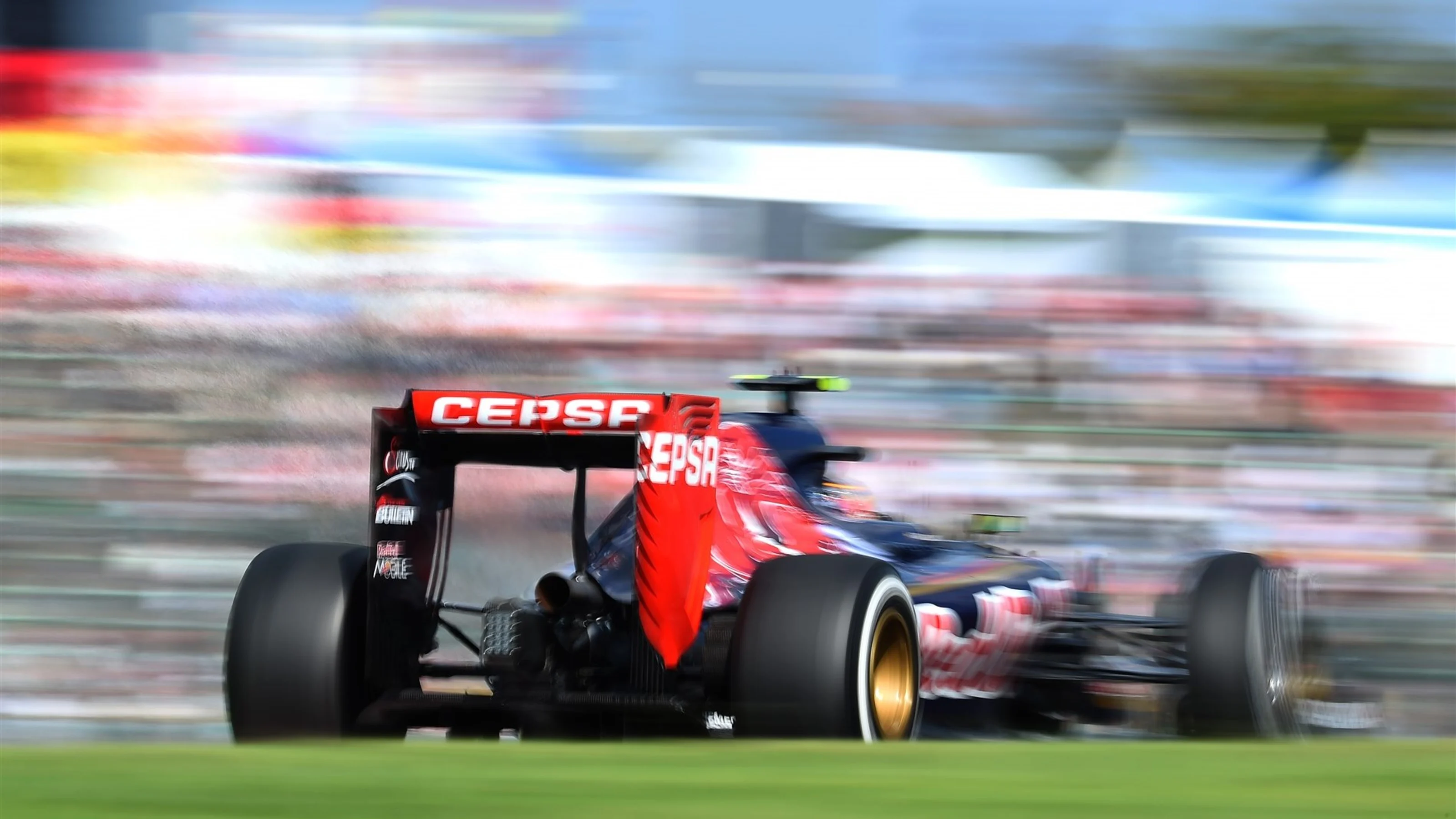 Carlos Sainz jr (ESP) Scuderia Toro Rosso STR10 at Formula One World Championship, Rd14, Japanese