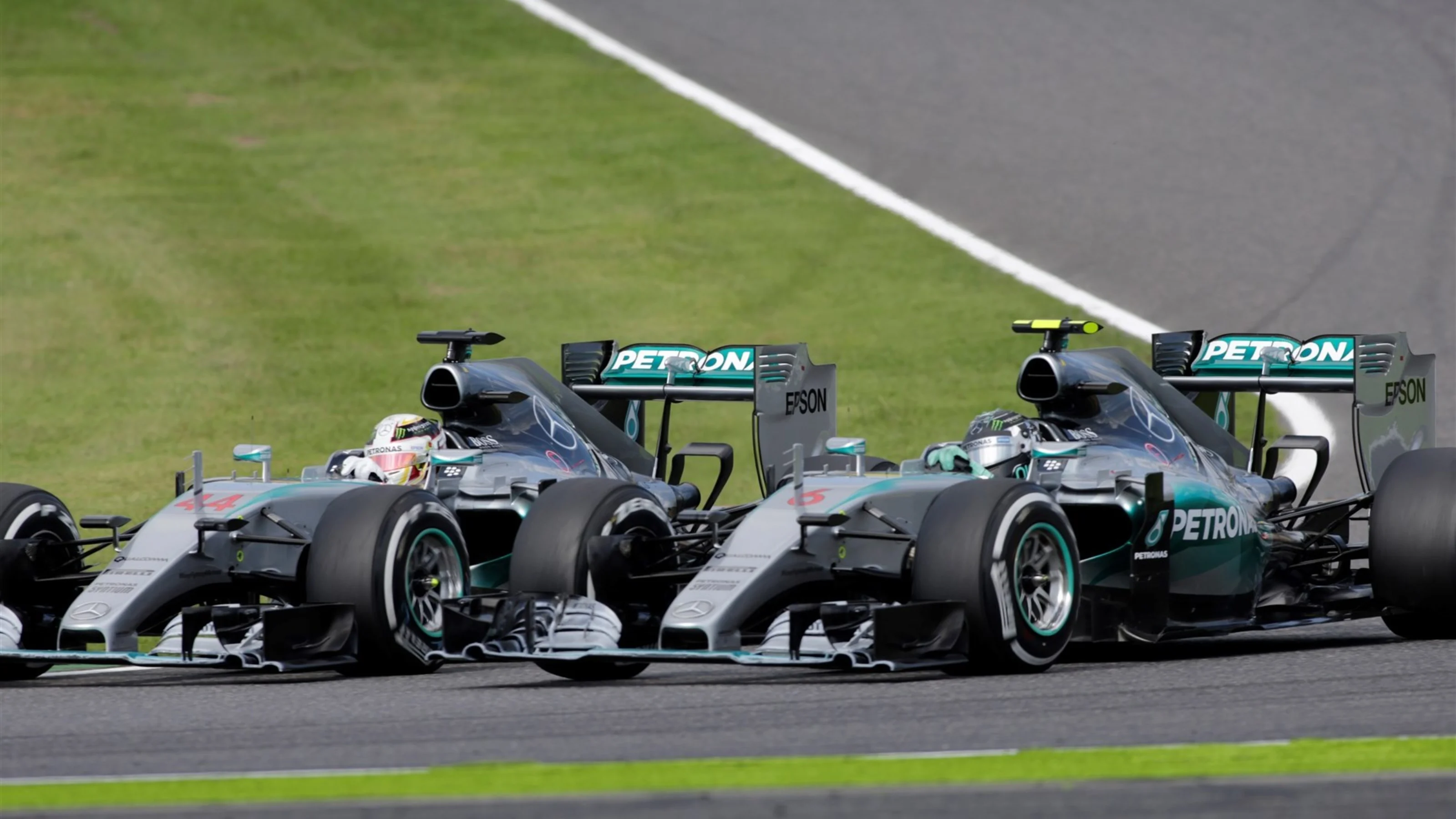 Lewis Hamilton (GBR) Mercedes AMG F1 W06and Nico Rosberg (GER) Mercedes AMG F1 W06 battle at the