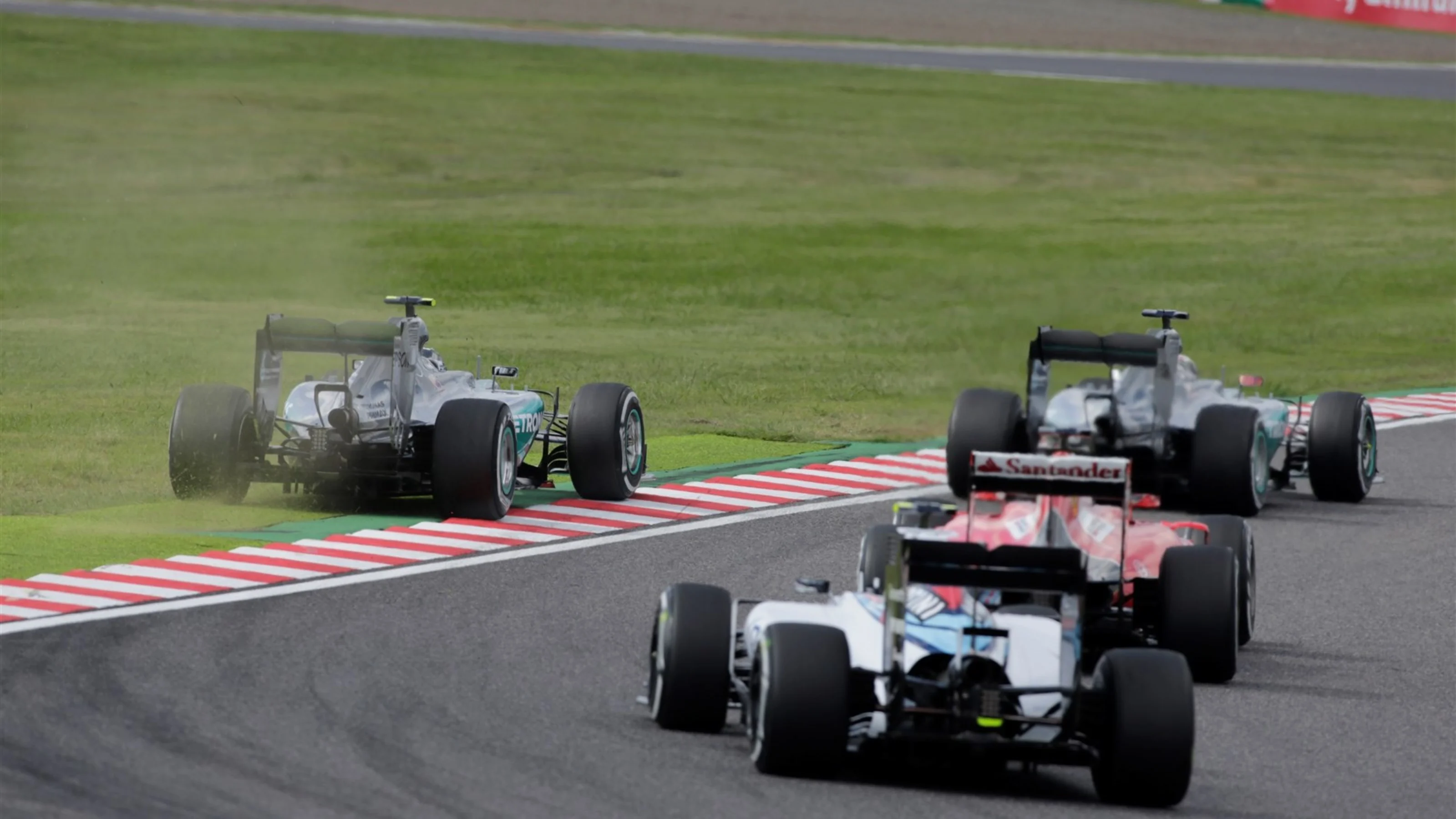Lewis Hamilton (GBR) Mercedes AMG F1 W06 and Nico Rosberg (GER) Mercedes AMG F1 W06 battle at the