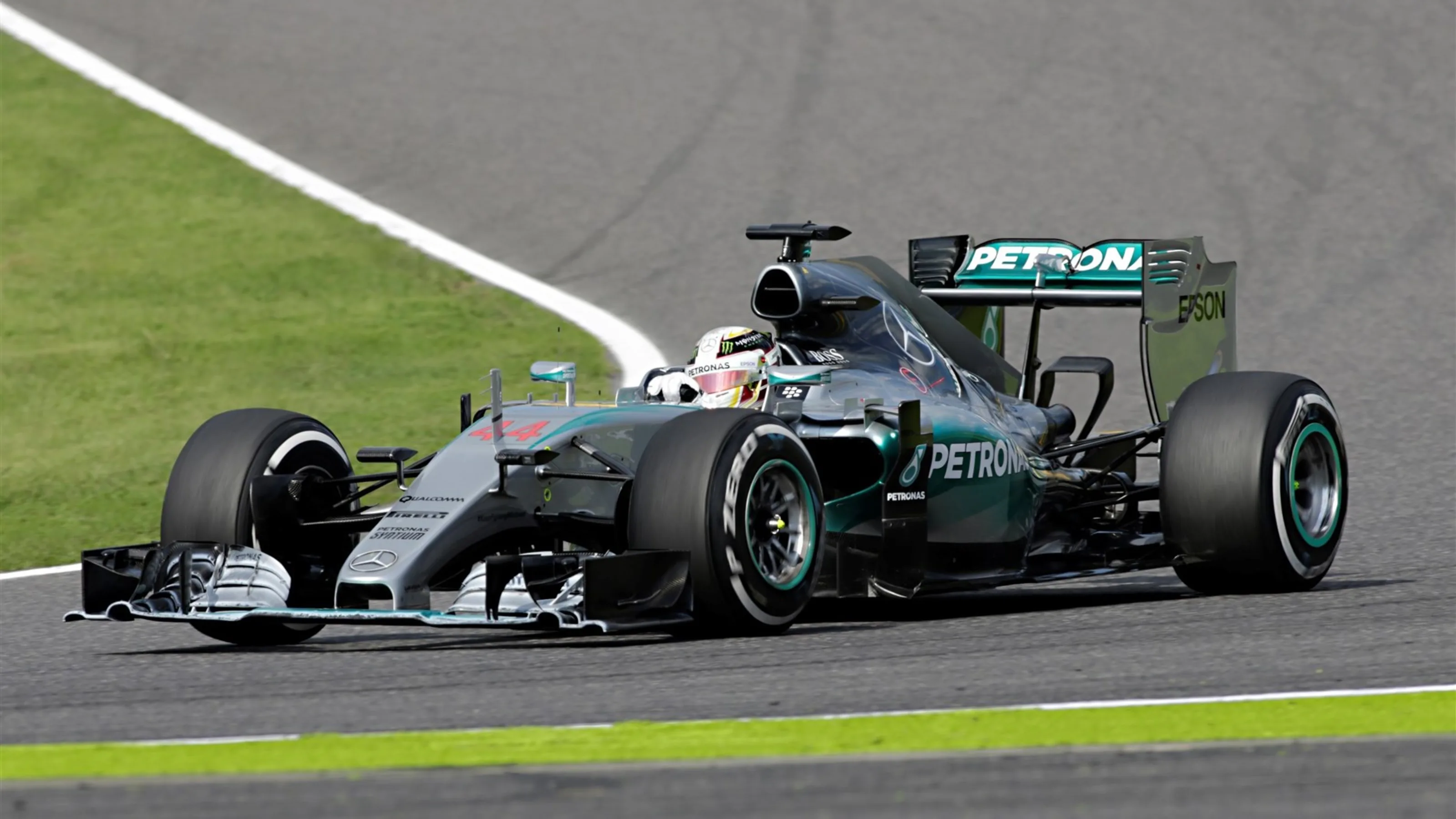 Lewis Hamilton (GBR) Mercedes AMG F1 W06 at Formula One World Championship, Rd14, Japanese Grand