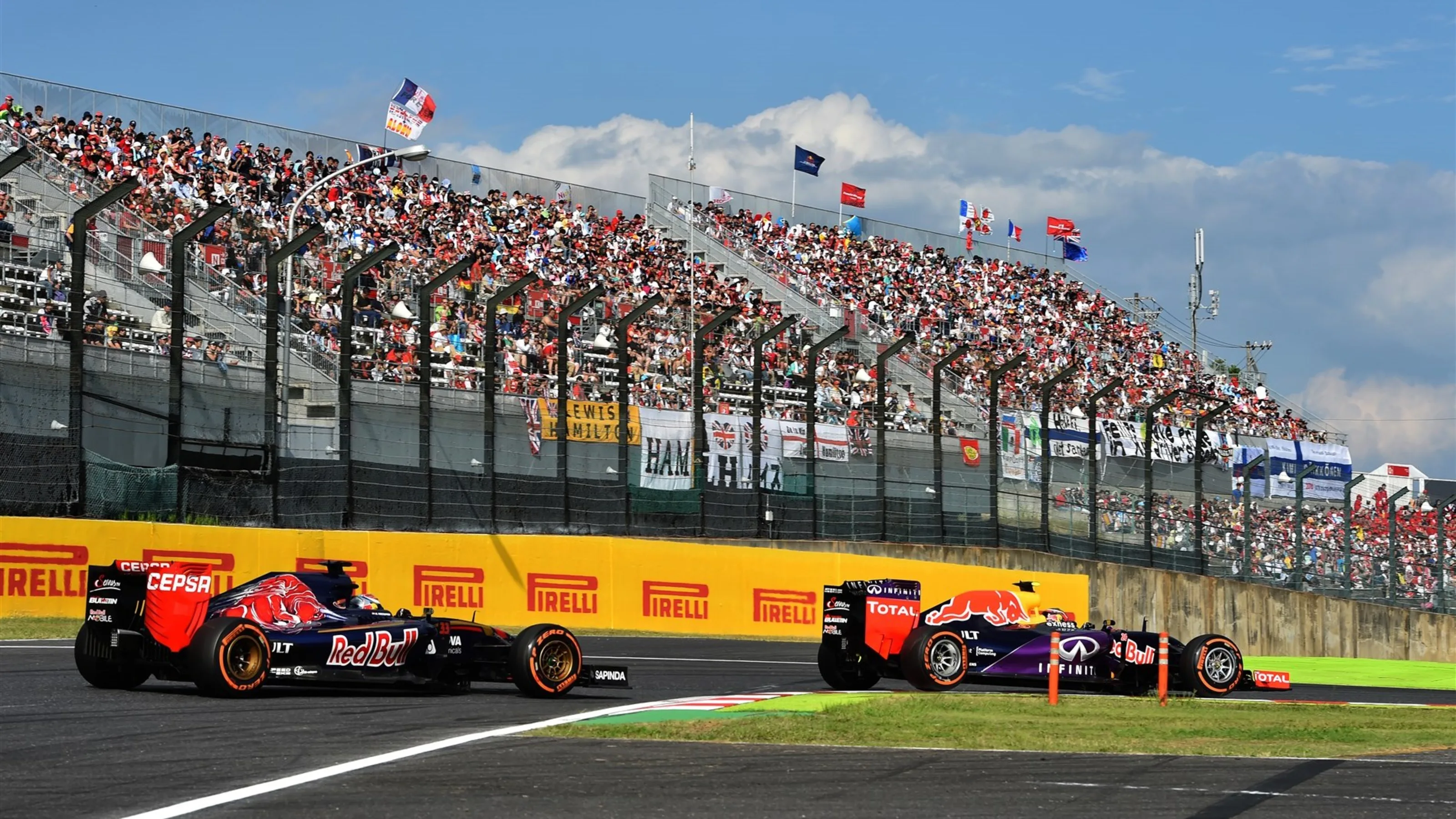 Daniil Kvyat (RUS) Red Bull Racing RB11 leads Max Verstappen (NDL) Scuderia Toro Rosso STR10 at