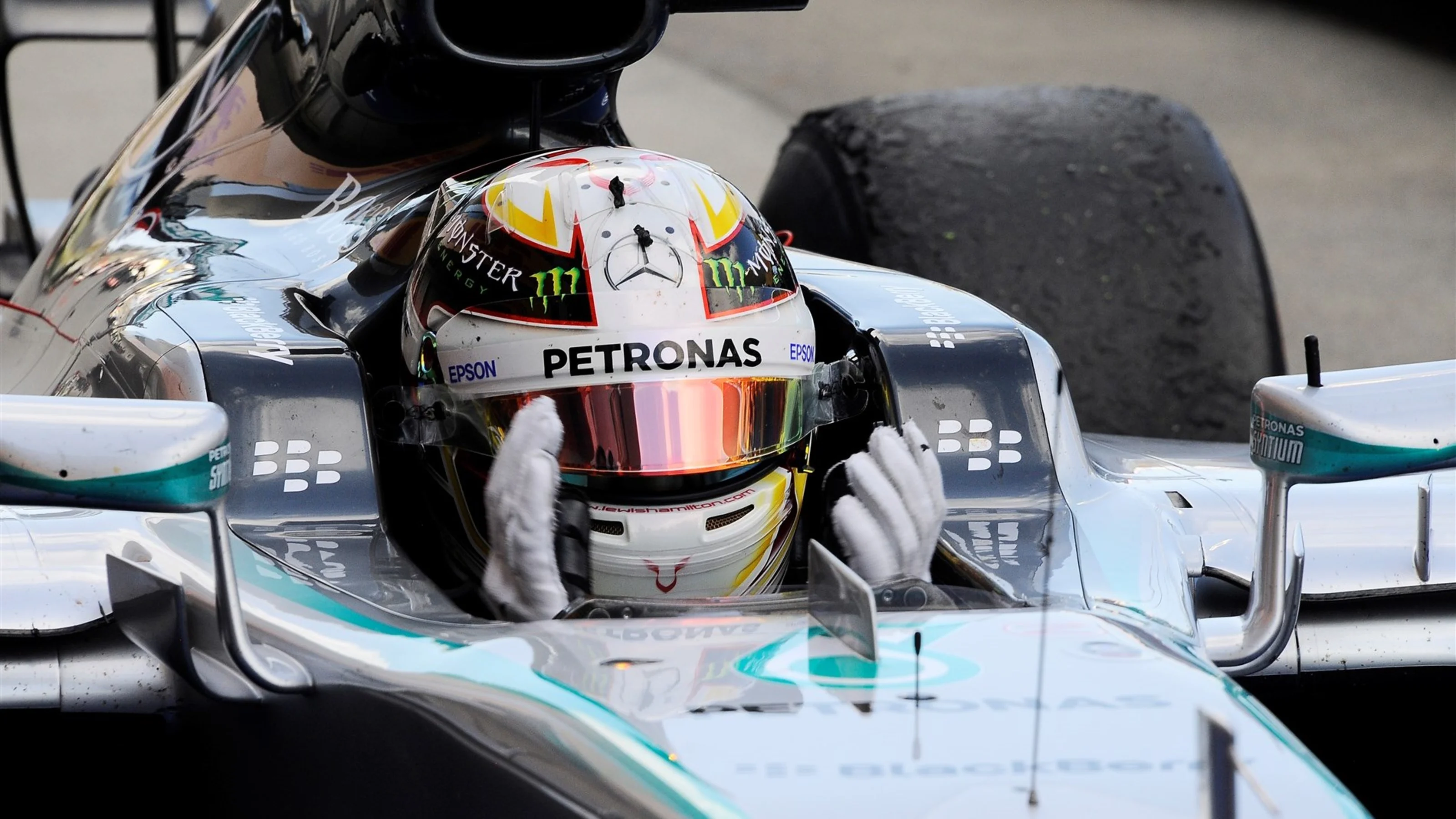 Race winner Lewis Hamilton (GBR) Mercedes AMG F1 W06 celebrates in parc ferme at Formula One World