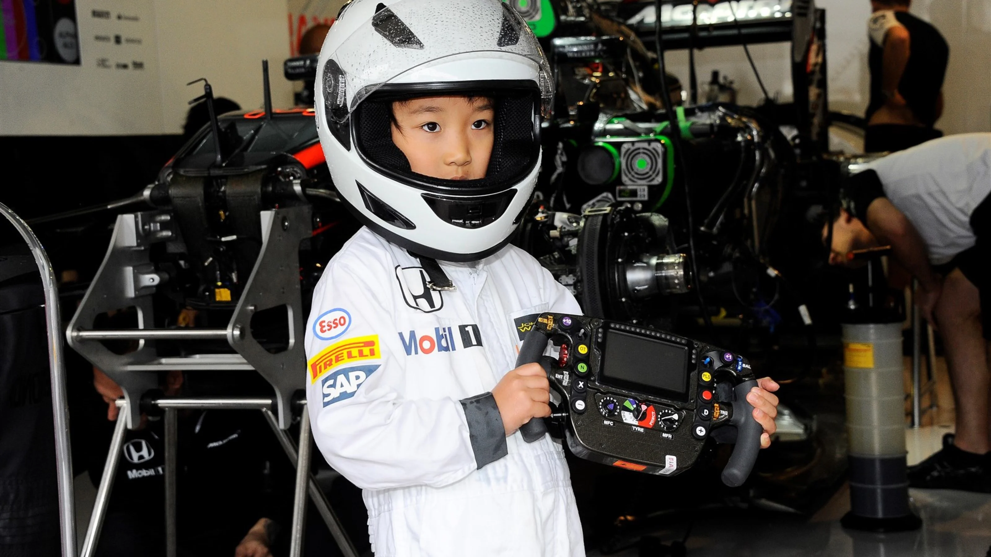 Young fan with McLaren MP4-30 steering wheel at Formula One World Championship, Rd14, Japanese