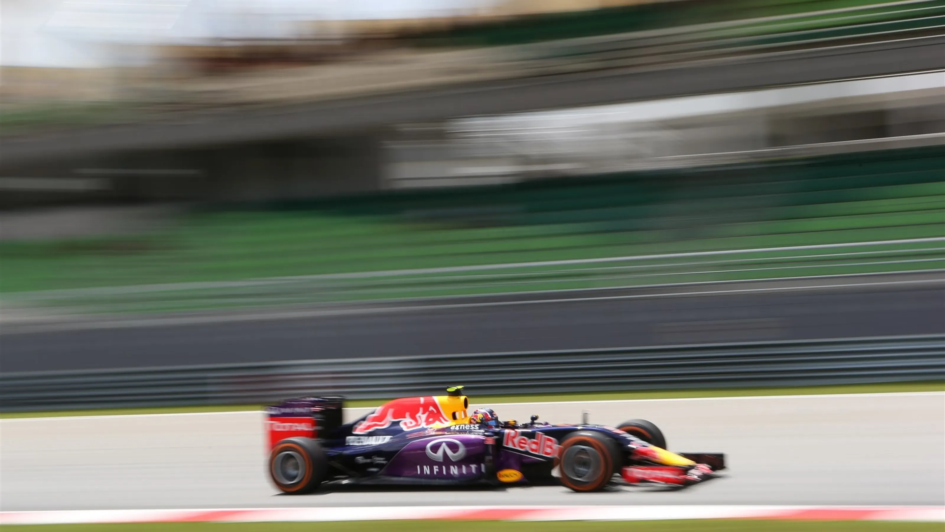 Daniil Kvyat (RUS) Red Bull Racing RB11 at Formula One World Championship, Rd2, Malaysian Grand