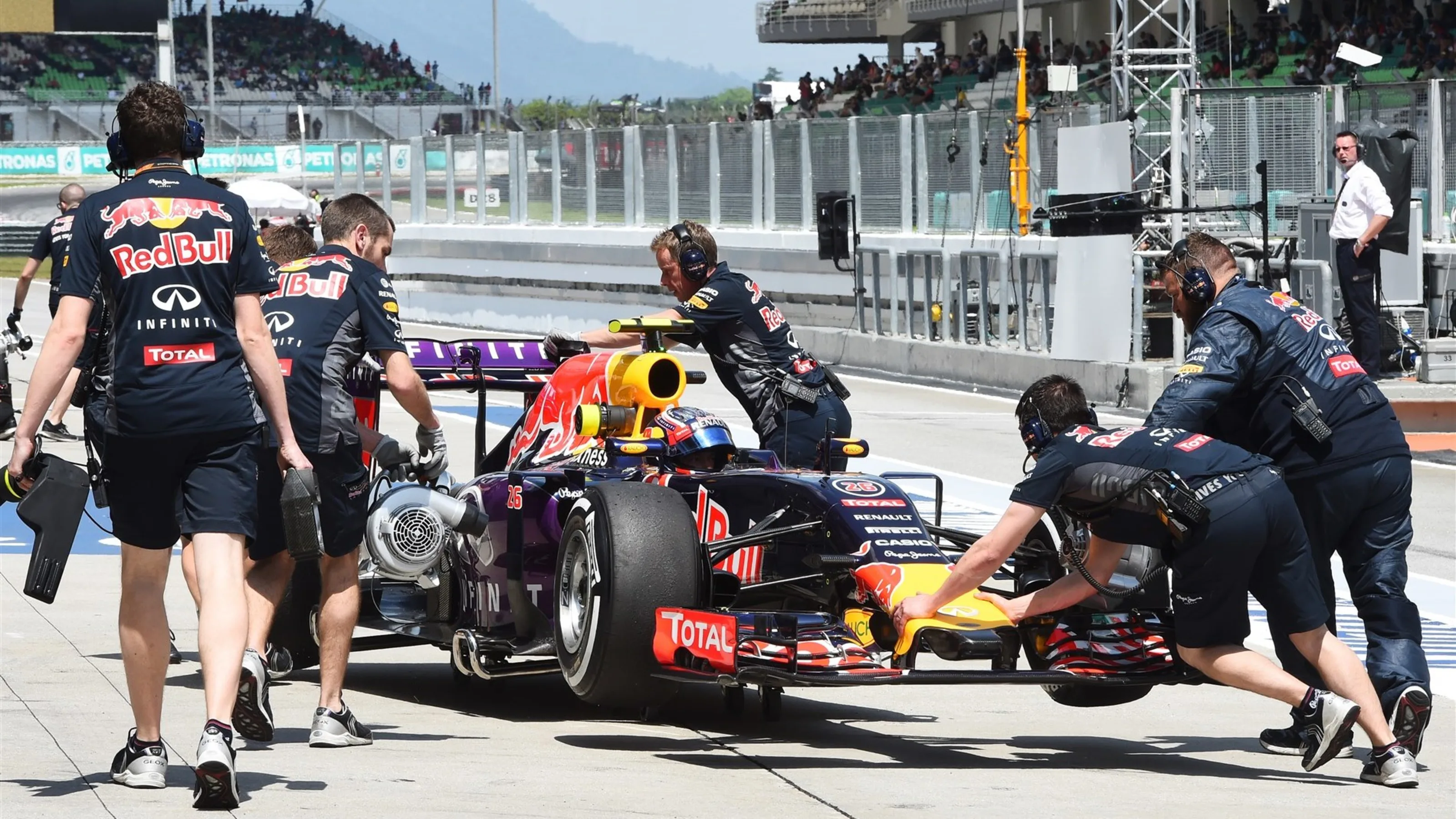 Daniil Kvyat (RUS) Red Bull Racing RB11 at Formula One World Championship, Rd2, Malaysian Grand