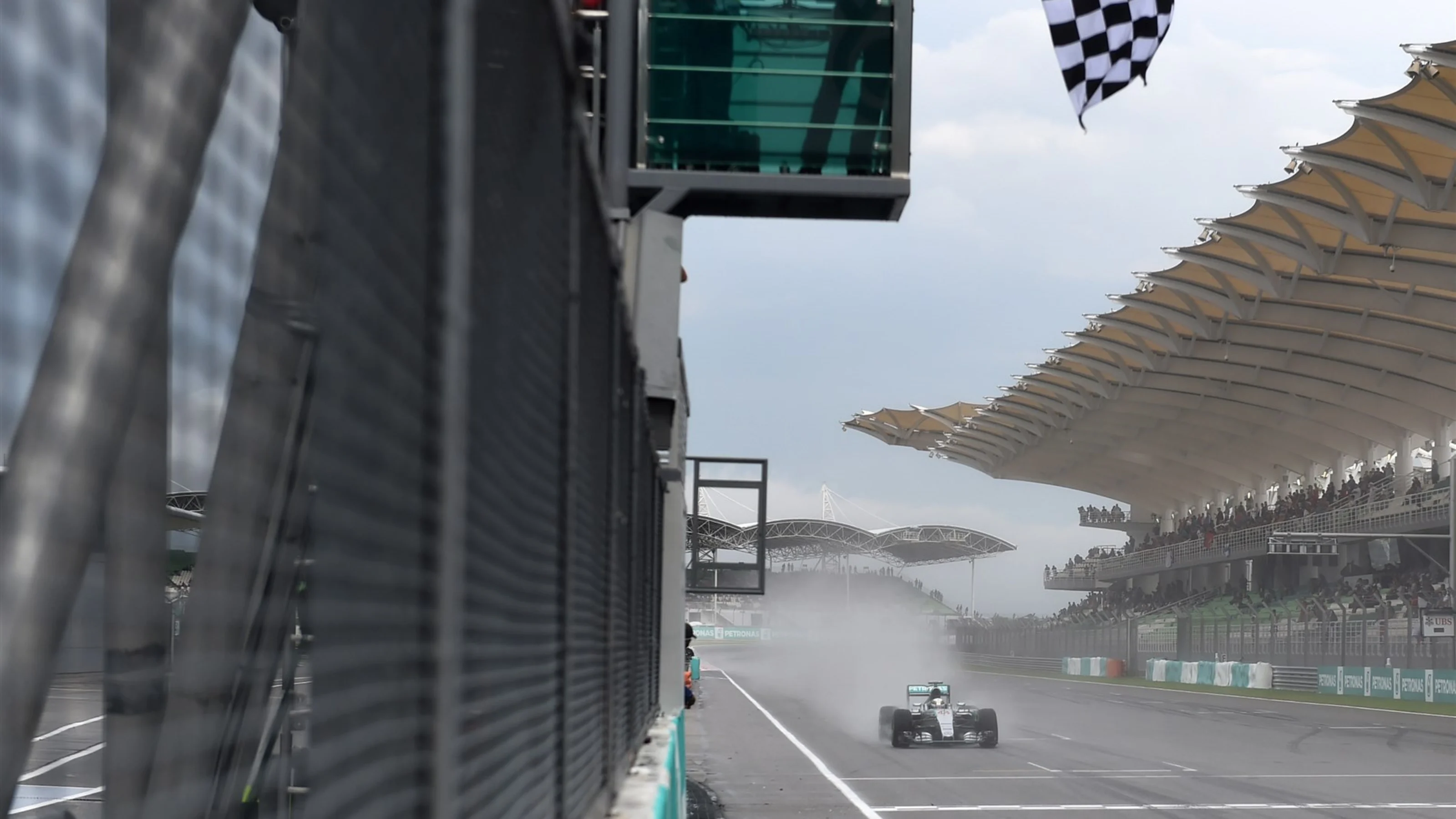 Pole sitter Lewis Hamilton (GBR) Mercedes AMG F1 W06 takes the chequered flag at Formula One World