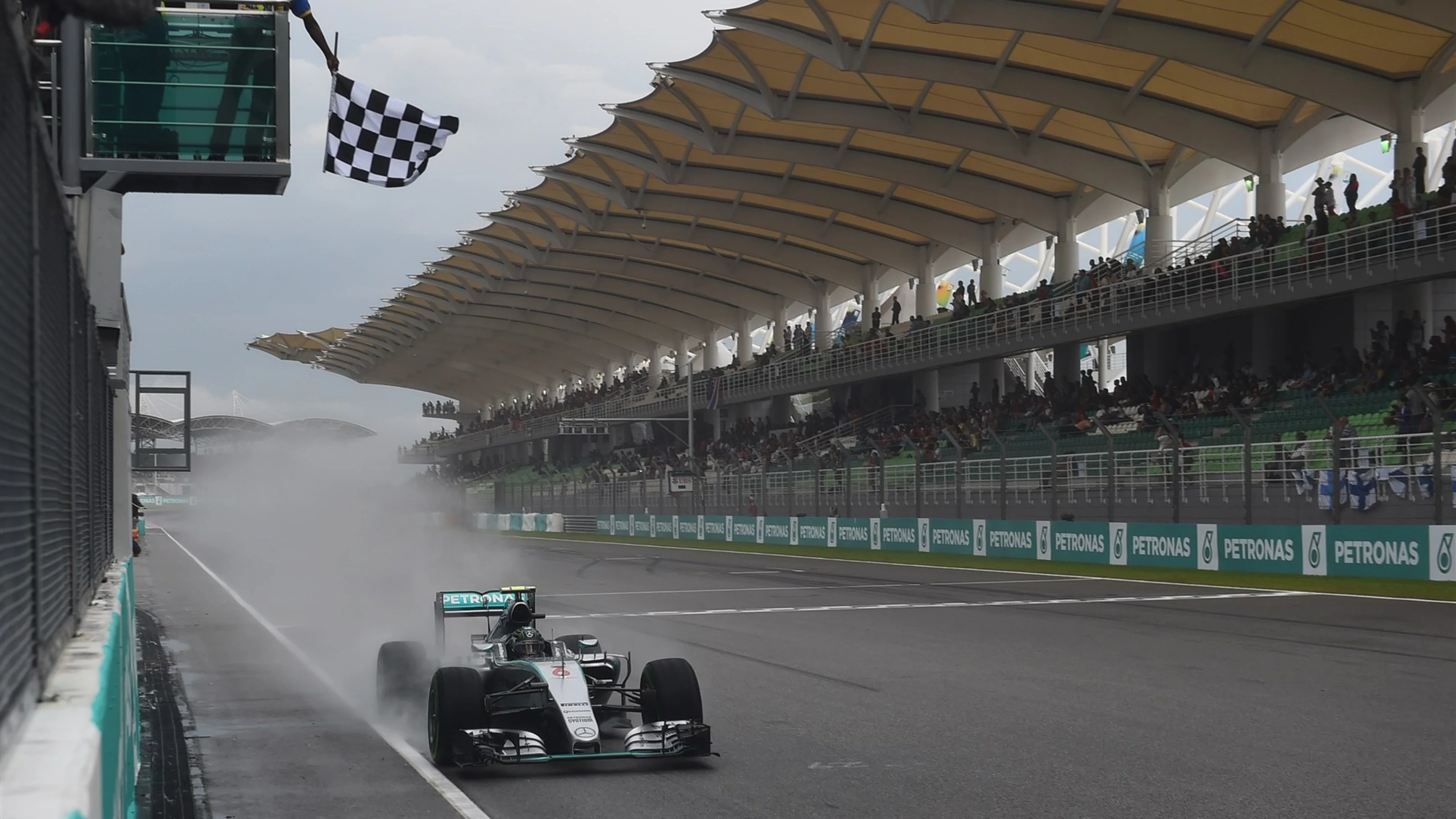 Nico Rosberg (GER) Mercedes AMG F1 W06 takes the chequered flag and third place in Qualifying at