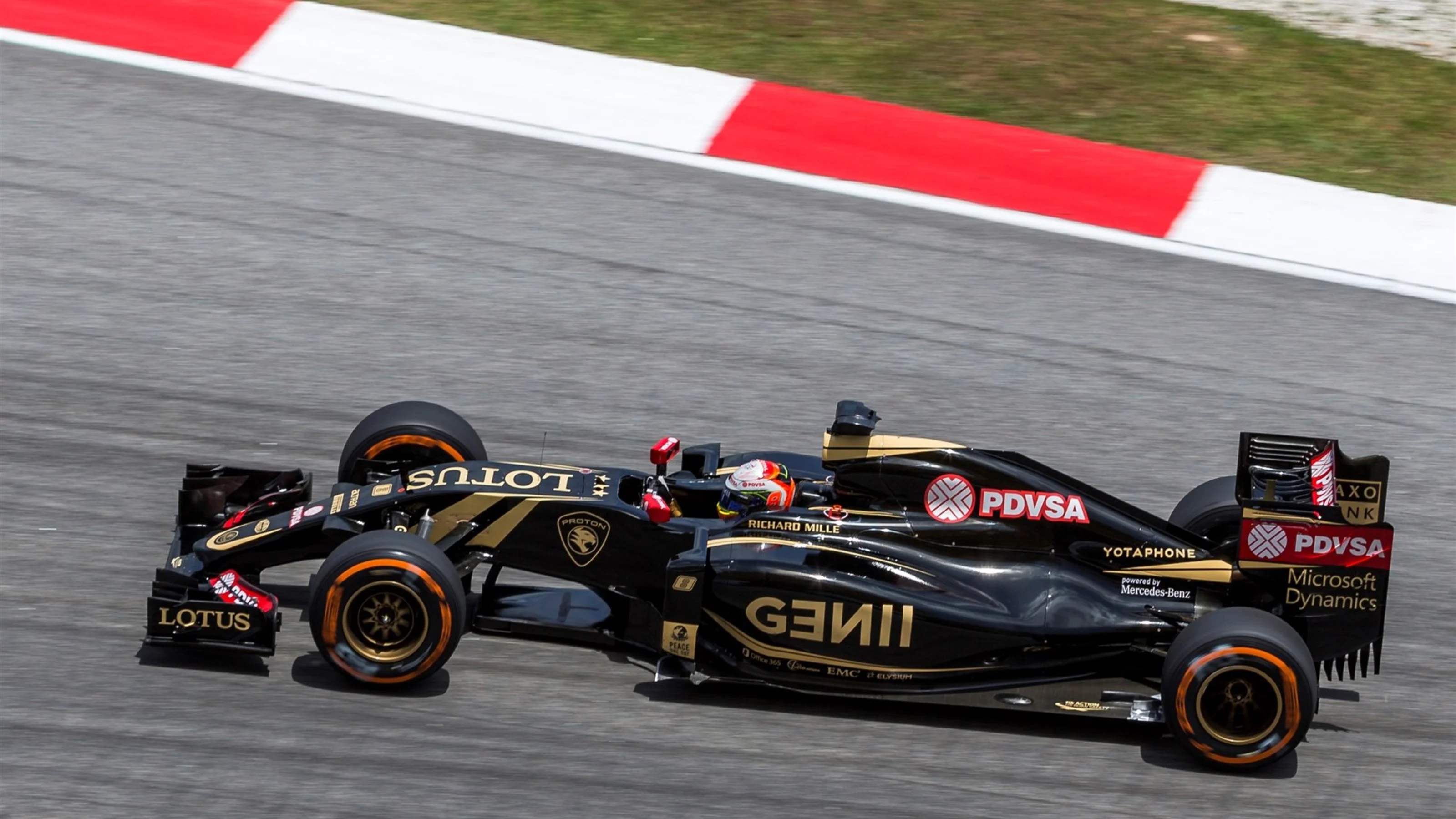 Romain Grosjean (FRA) Lotus E23 Hybrid at Formula One World Championship, Rd2, Malaysian Grand