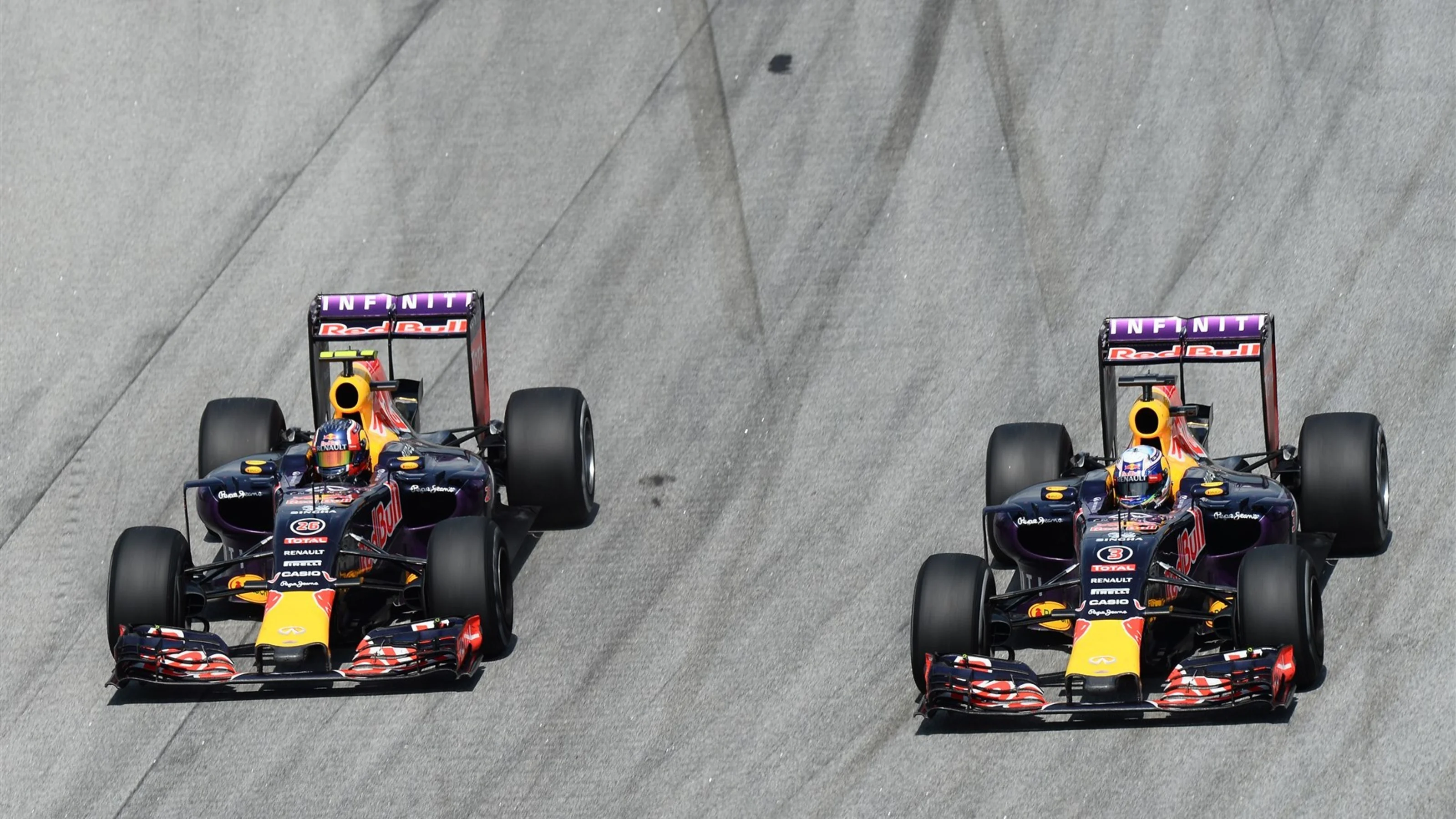 Daniil Kvyat (RUS) Red Bull Racing RB11 and Daniel Ricciardo (AUS) Red Bull Racing RB11 battle at