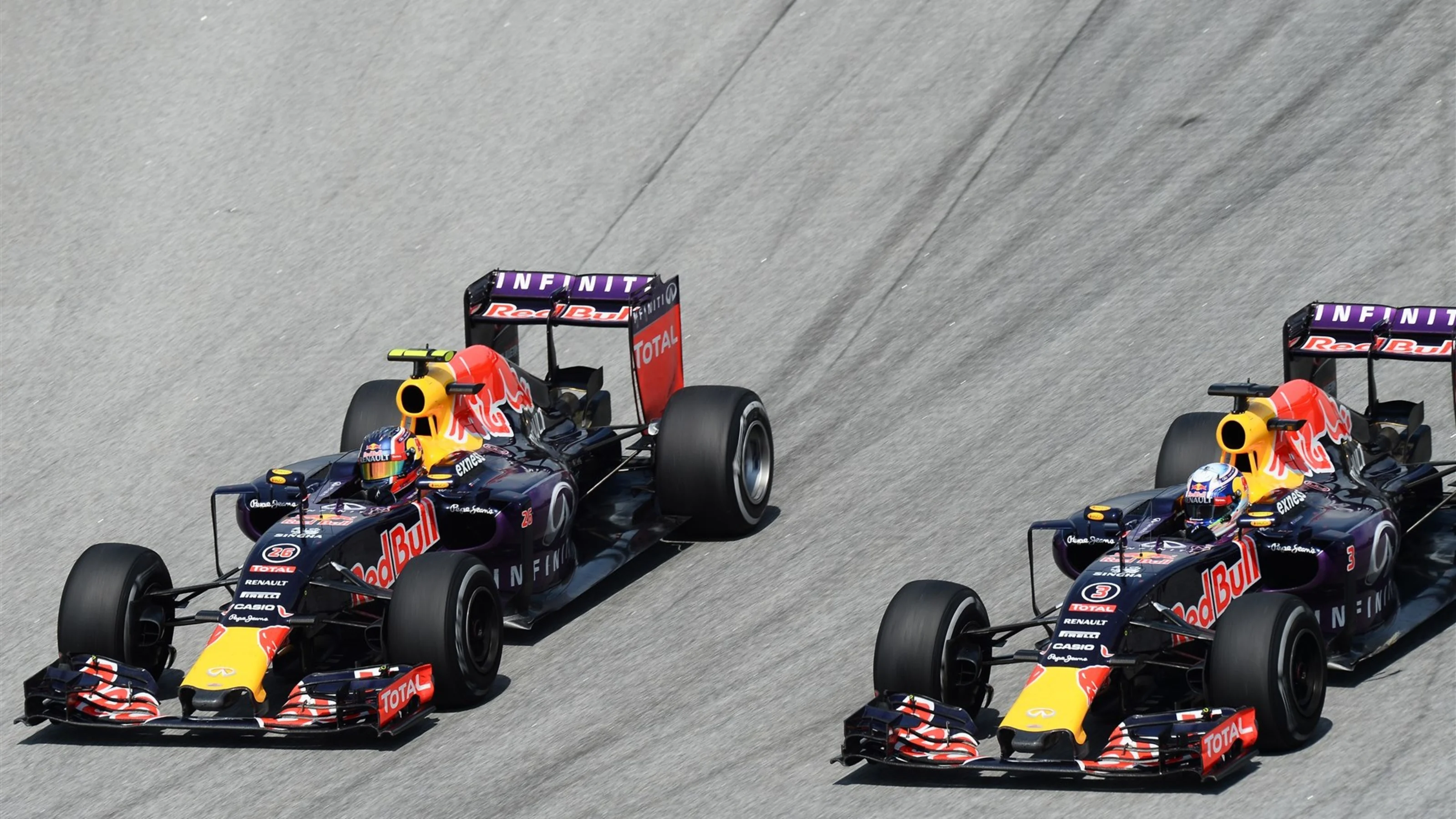 Daniil Kvyat (RUS) Red Bull Racing RB11 and Daniel Ricciardo (AUS) Red Bull Racing RB11 battle at