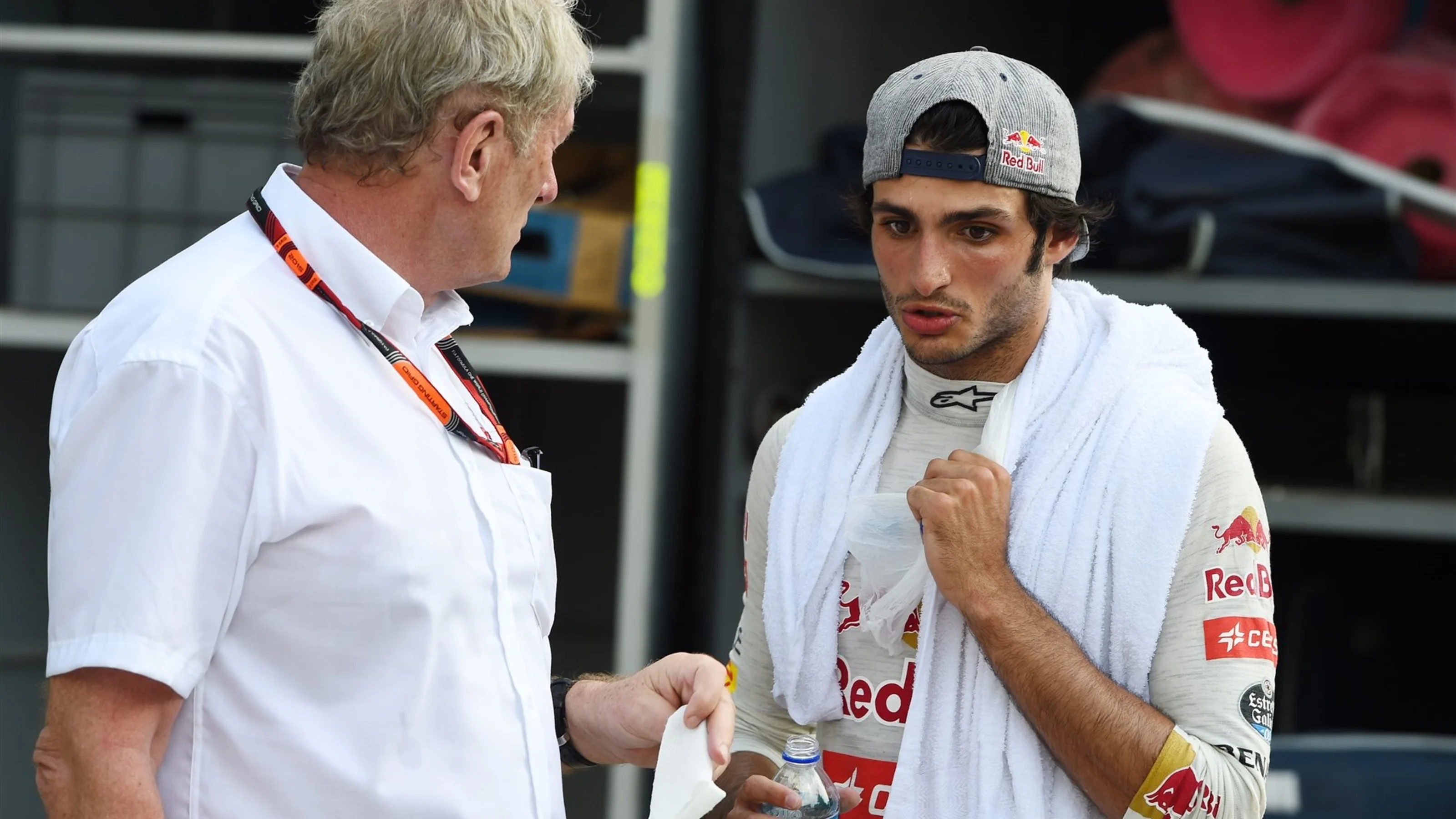 Dr Helmut Marko (AUT) Red Bull Motorsport Consultant talks with Carlos Sainz jr (ESP) Scuderia Toro